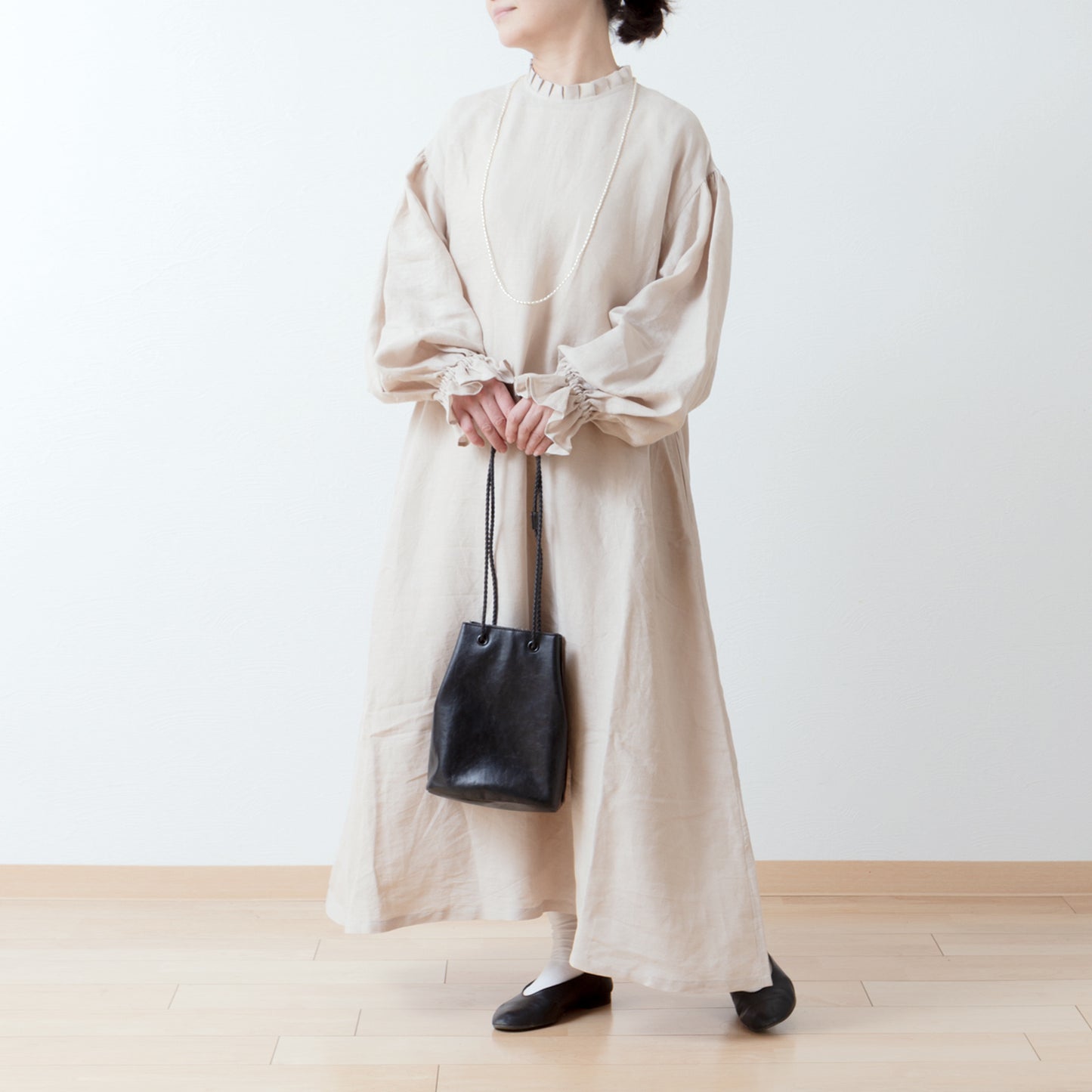 優雅的褶邊領 *NaturiLa 雜誌推薦* 後蓋紐曼扣褶袖 A 字形亞麻連身裙/米色