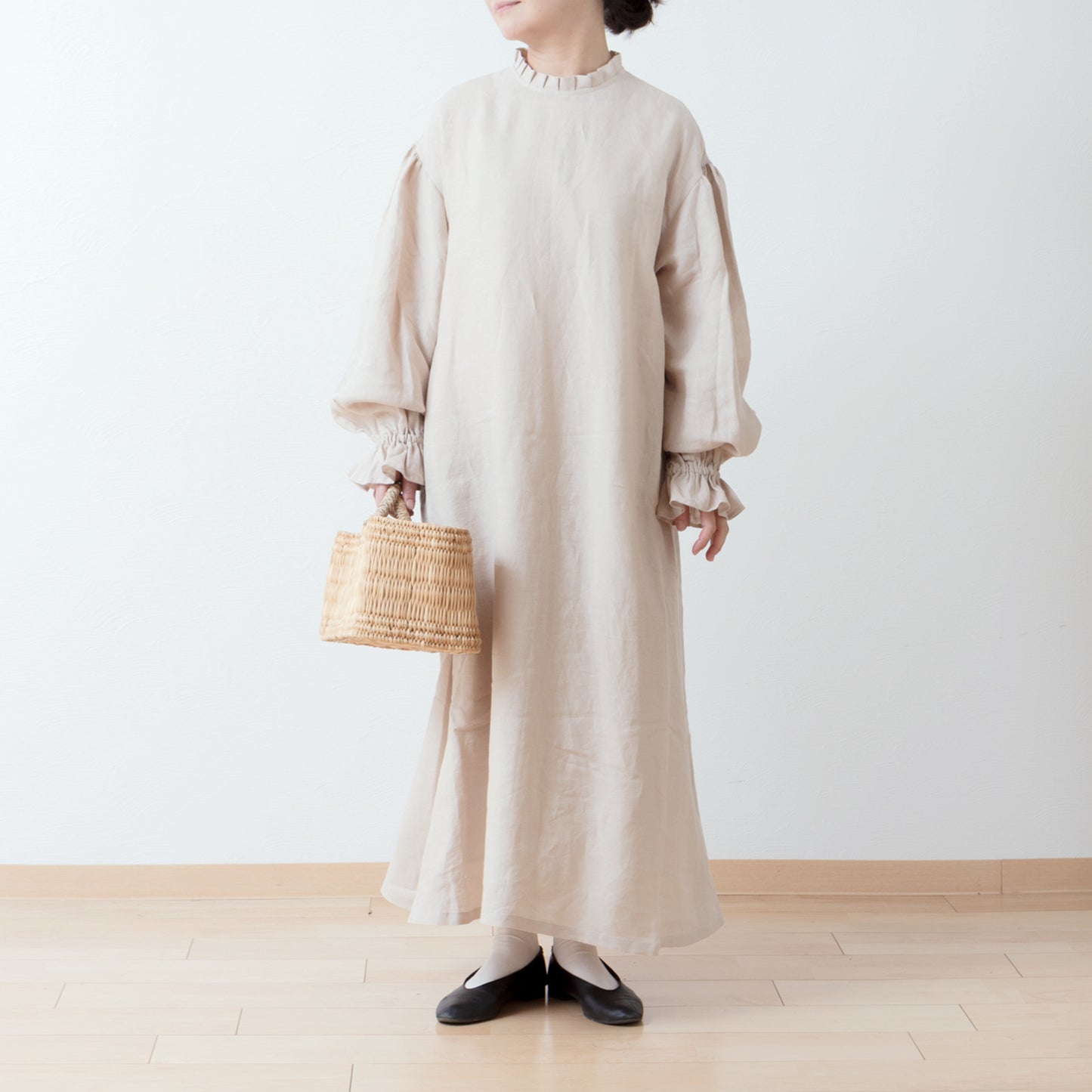 優雅的褶邊領 *NaturiLa 雜誌推薦* 後蓋紐曼扣褶袖 A 字形亞麻連身裙/米色