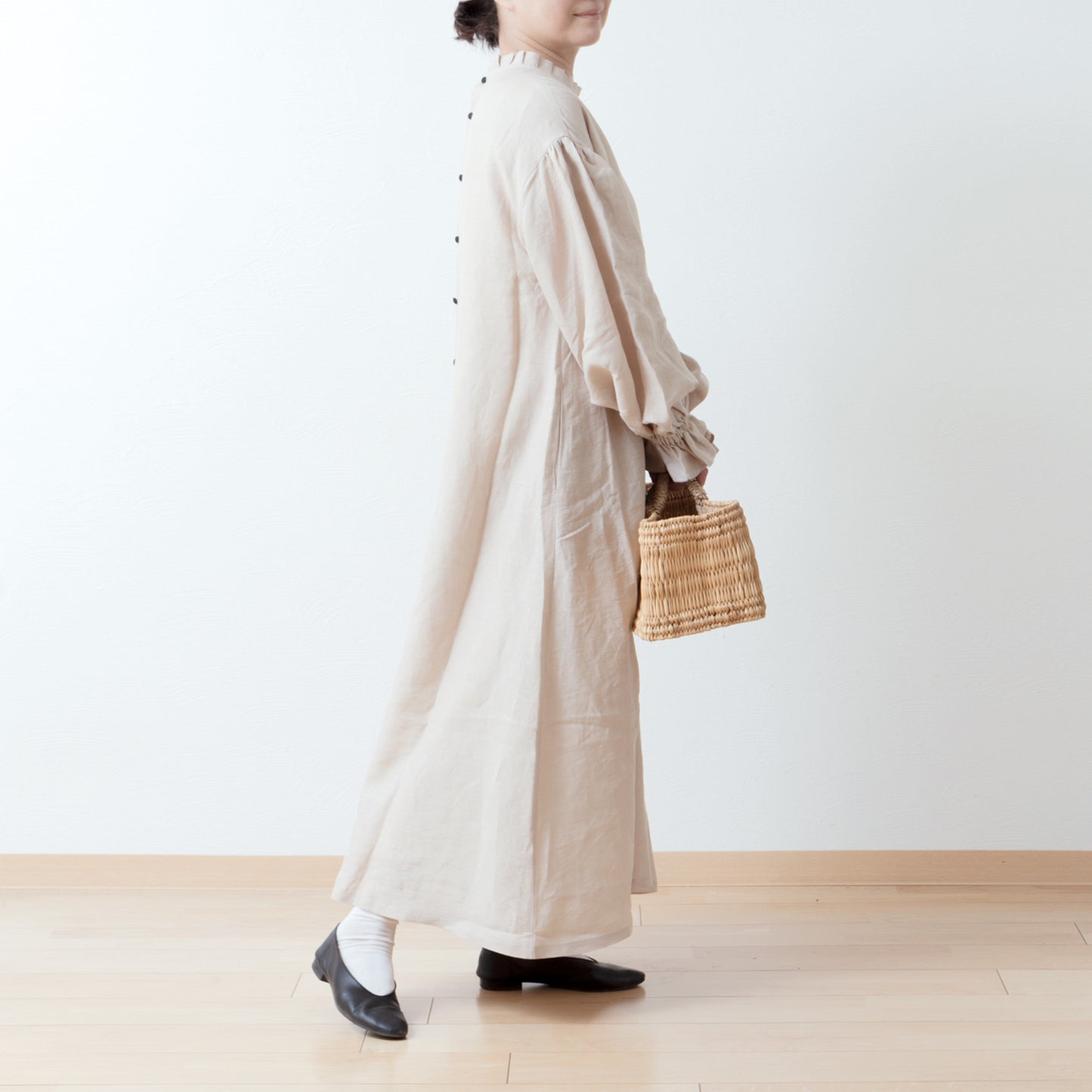 優雅的褶邊領 *NaturiLa 雜誌推薦* 後蓋紐曼扣褶袖 A 字形亞麻連身裙/米色