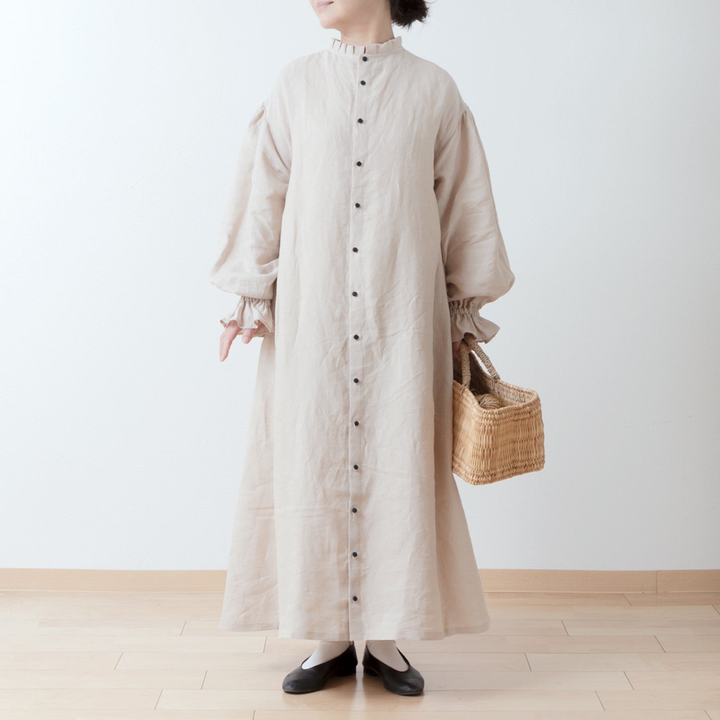 優雅的褶邊領 *NaturiLa 雜誌推薦* 後蓋紐曼扣褶袖 A 字形亞麻連身裙/米色