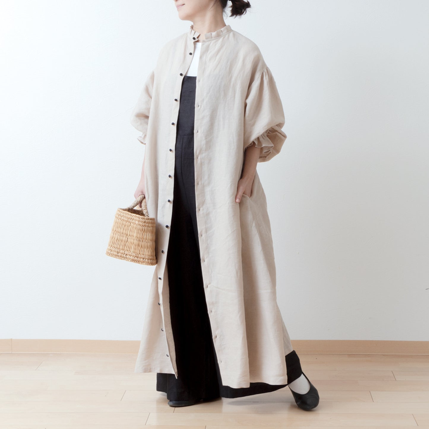 優雅的褶邊領 *NaturiLa 雜誌推薦* 後蓋紐曼扣褶袖 A 字形亞麻連身裙/米色