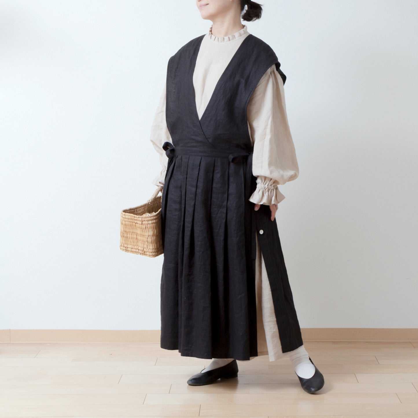 優雅的褶邊領 *NaturiLa 雜誌推薦* 後蓋紐曼扣褶袖 A 字形亞麻連身裙/米色