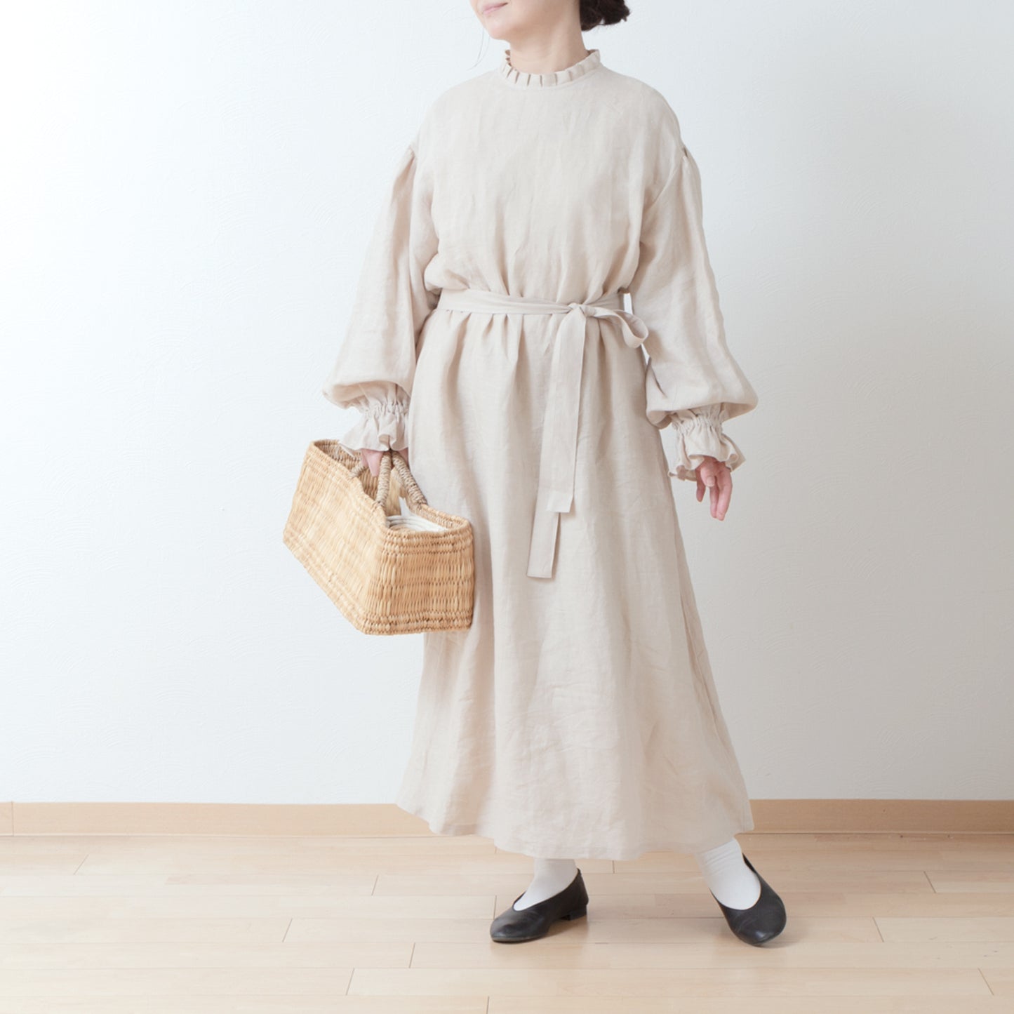 優雅的褶邊領 *NaturiLa 雜誌推薦* 後蓋紐曼扣褶袖 A 字形亞麻連身裙/米色