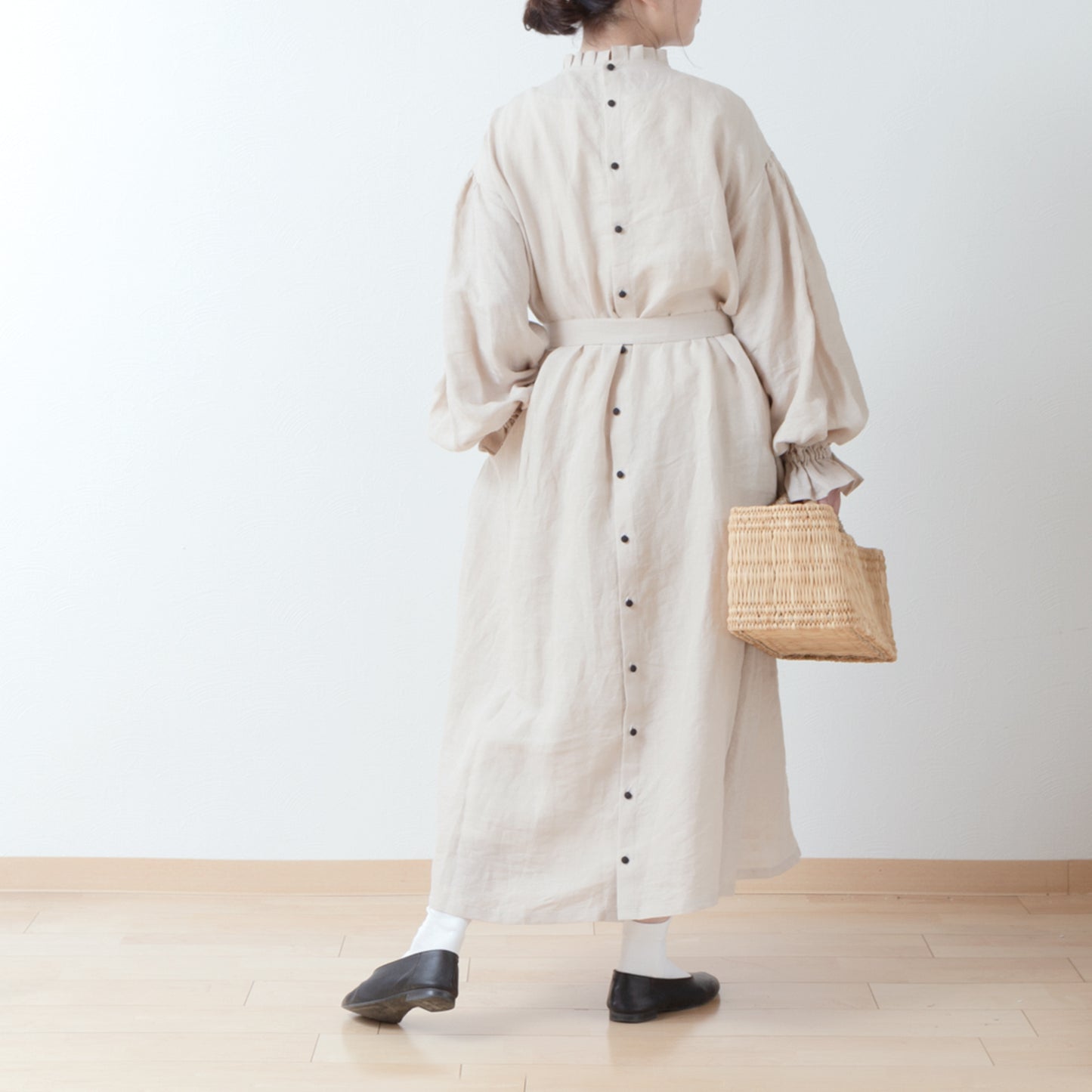 優雅的褶邊領 *NaturiLa 雜誌推薦* 後蓋紐曼扣褶袖 A 字形亞麻連身裙/米色