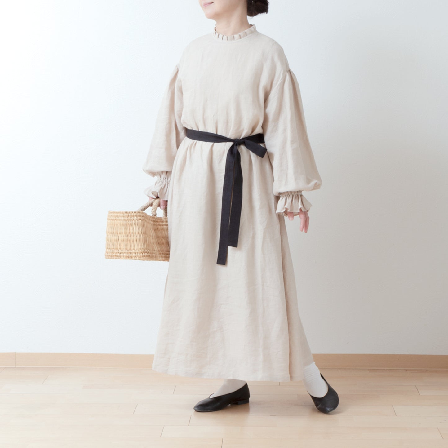 優雅的褶邊領 *NaturiLa 雜誌推薦* 後蓋紐曼扣褶袖 A 字形亞麻連身裙/米色