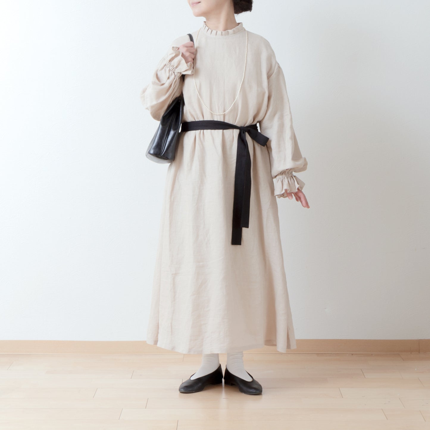 優雅的褶邊領 *NaturiLa 雜誌推薦* 後蓋紐曼扣褶袖 A 字形亞麻連身裙/米色