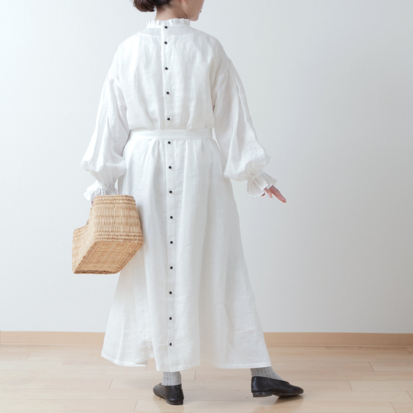 タックフリル衿が上品*セレモニーにも*バックくるみ釦ギャザースリーブAラインリネンワンピース/オフホワイト