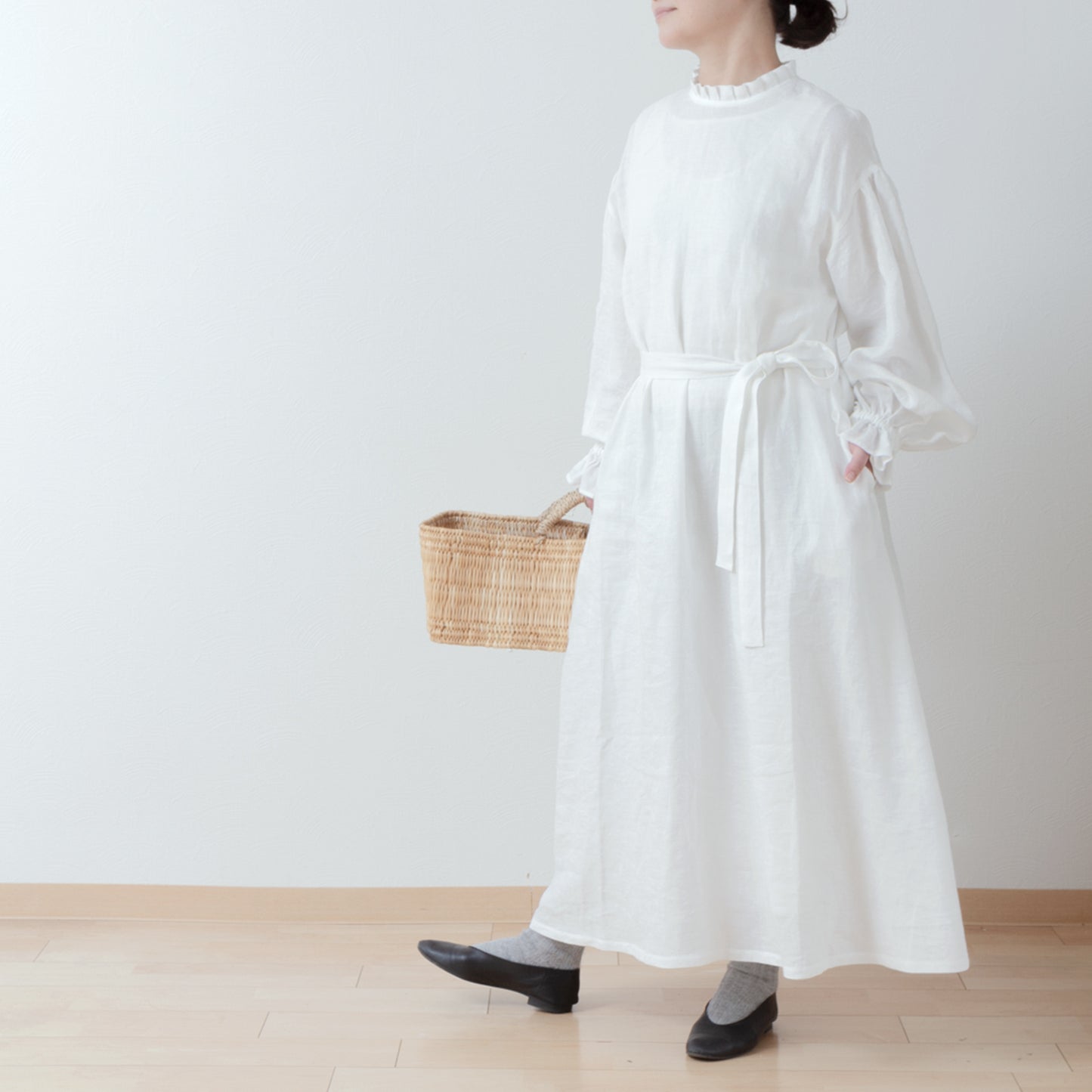 タックフリル衿が上品*セレモニーにも*バックくるみ釦ギャザースリーブAラインリネンワンピース/オフホワイト