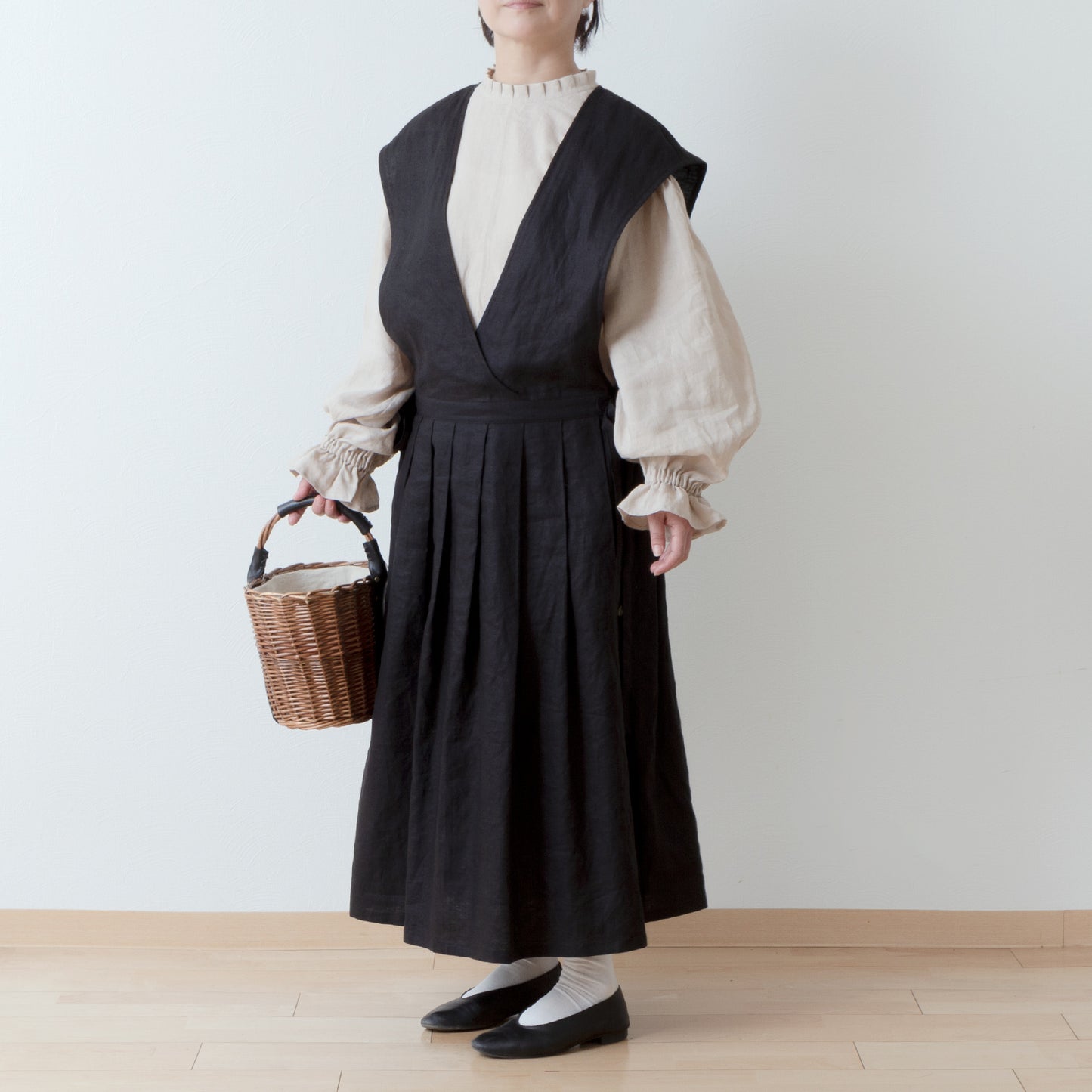 タックフリル衿が上品*春セレモニーにも*バックくるみ釦ギャザースリーブリネンブラウス/ベージュ