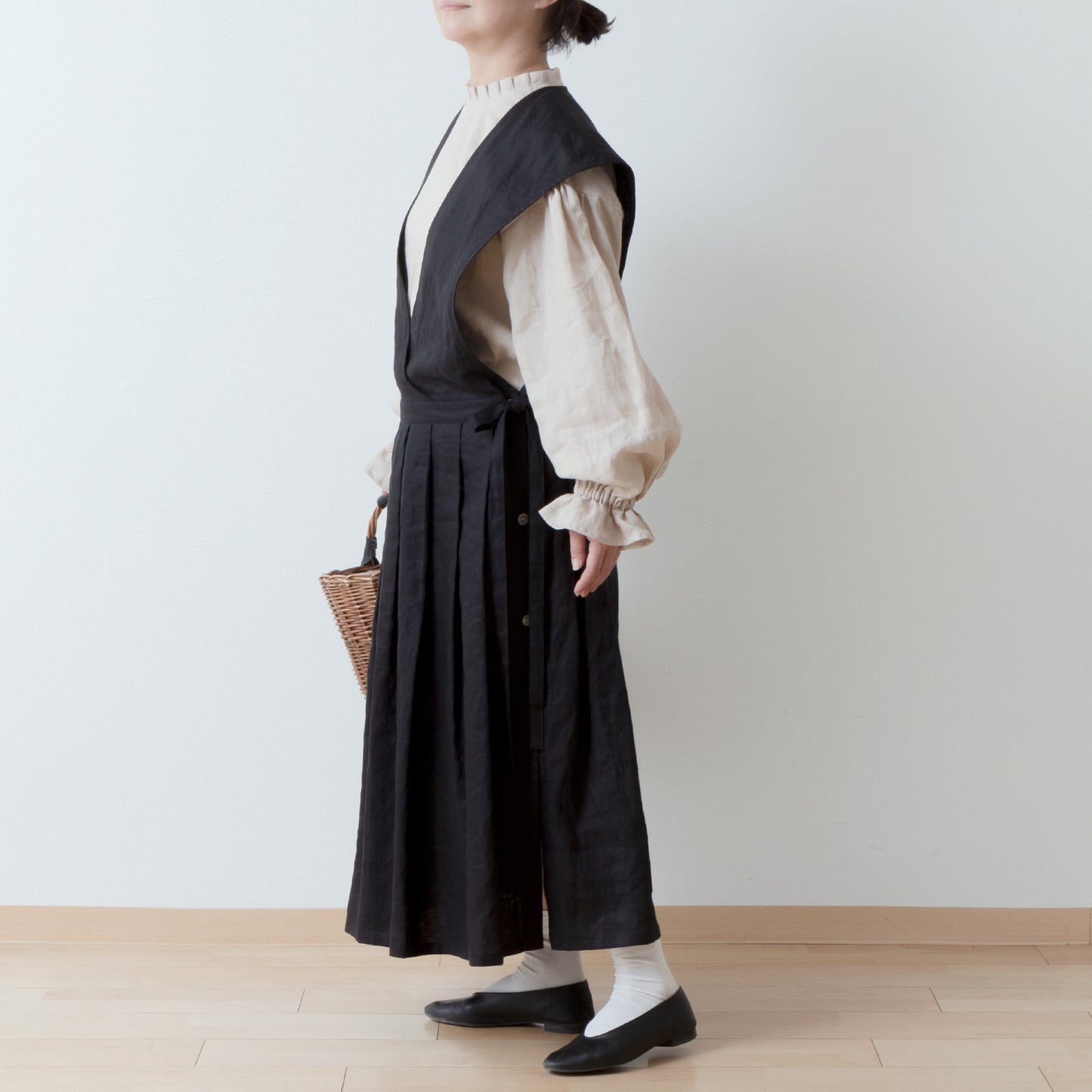 タックフリル衿が上品*春セレモニーにも*バックくるみ釦ギャザースリーブリネンブラウス/ベージュ