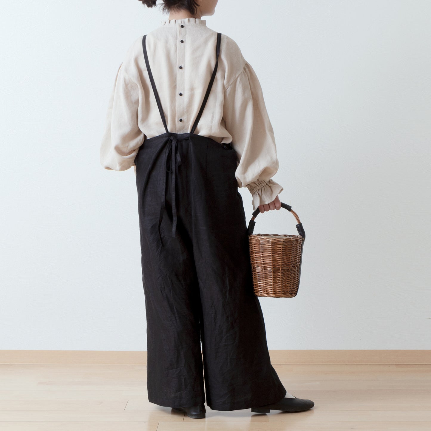 タックフリル衿が上品*春セレモニーにも*バックくるみ釦ギャザースリーブリネンブラウス/ベージュ