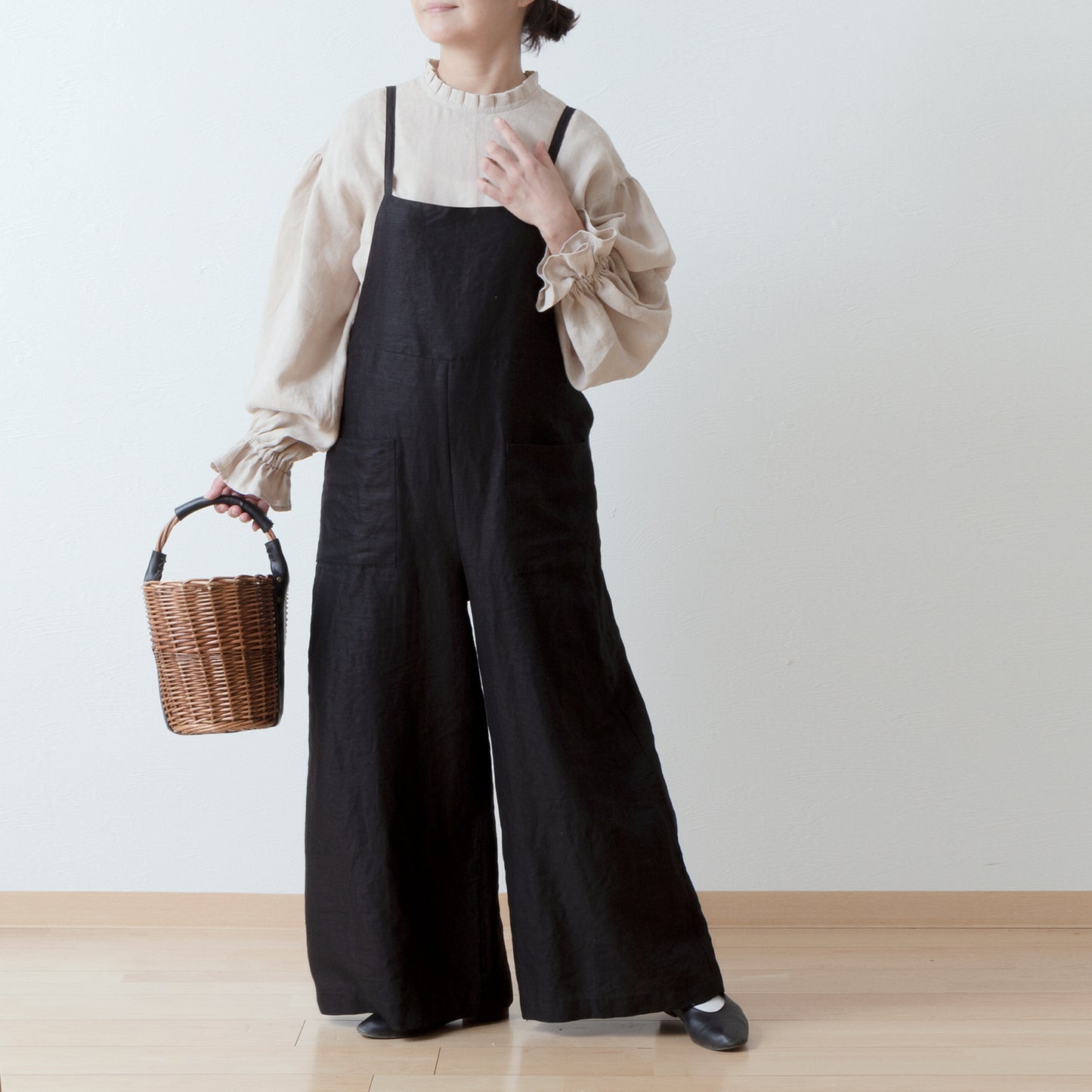タックフリル衿が上品*春セレモニーにも*バックくるみ釦ギャザースリーブリネンブラウス/ベージュ