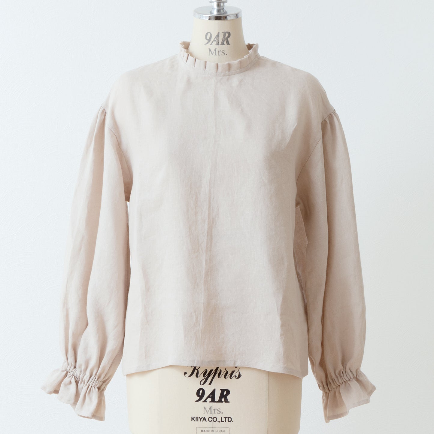 タックフリル衿が上品*春セレモニーにも*バックくるみ釦ギャザースリーブリネンブラウス/ベージュ