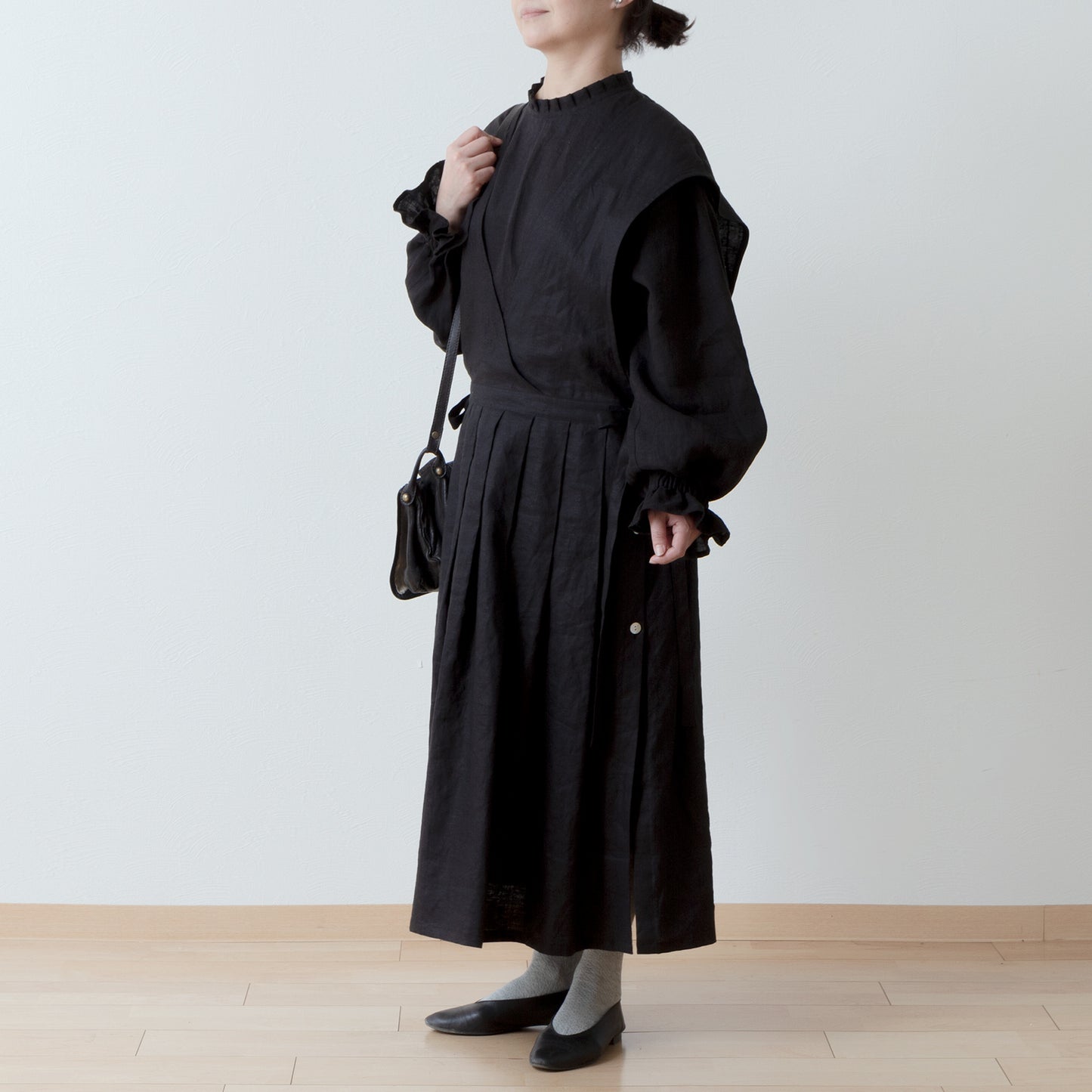 *Featured in the magazine NatuRila*Adult girly apron cache-coeur dress - French linen/black