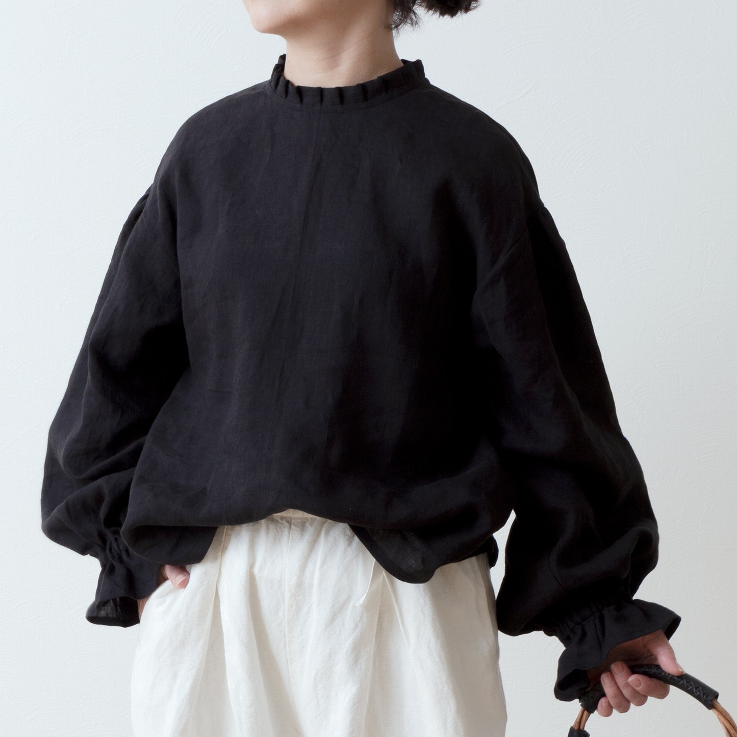 タックフリル衿が上品*春セレモニーにも*バックくるみ釦ギャザースリーブリネンブラウス/ブラック