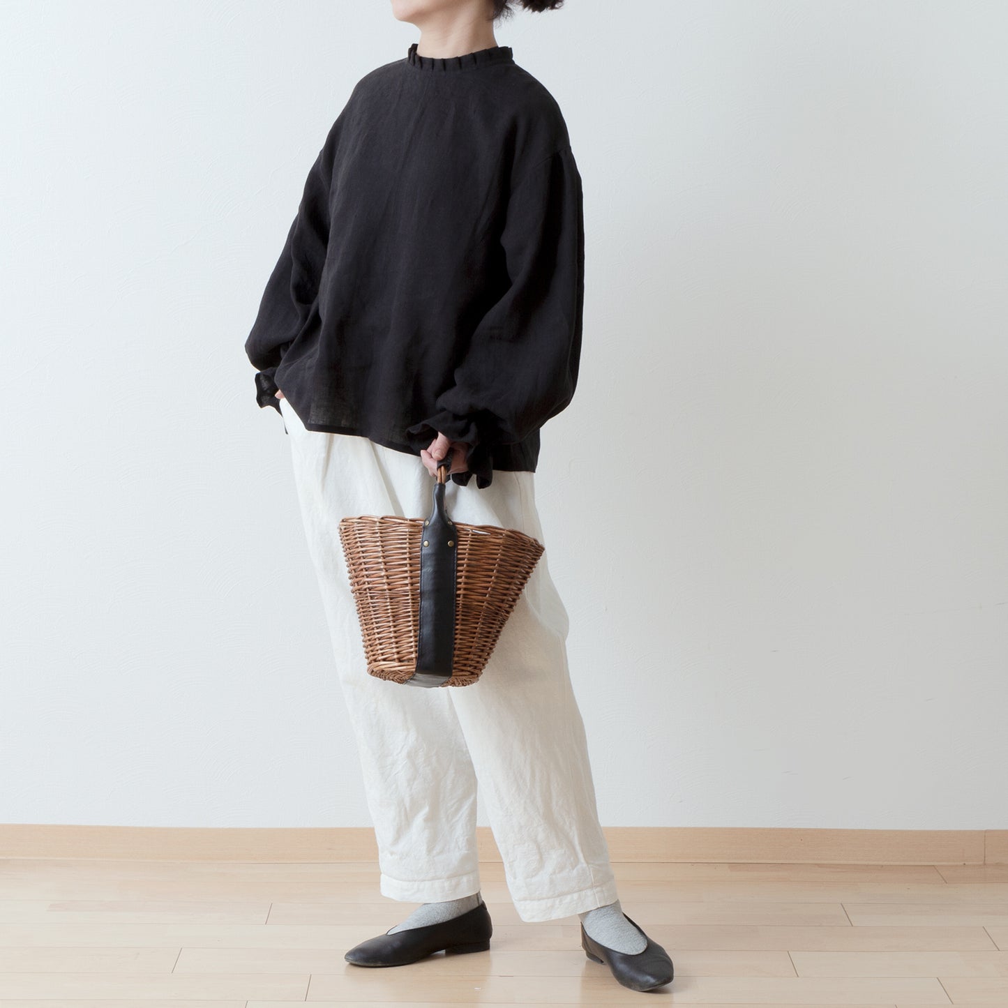 タックフリル衿が上品*春セレモニーにも*バックくるみ釦ギャザースリーブリネンブラウス/ブラック