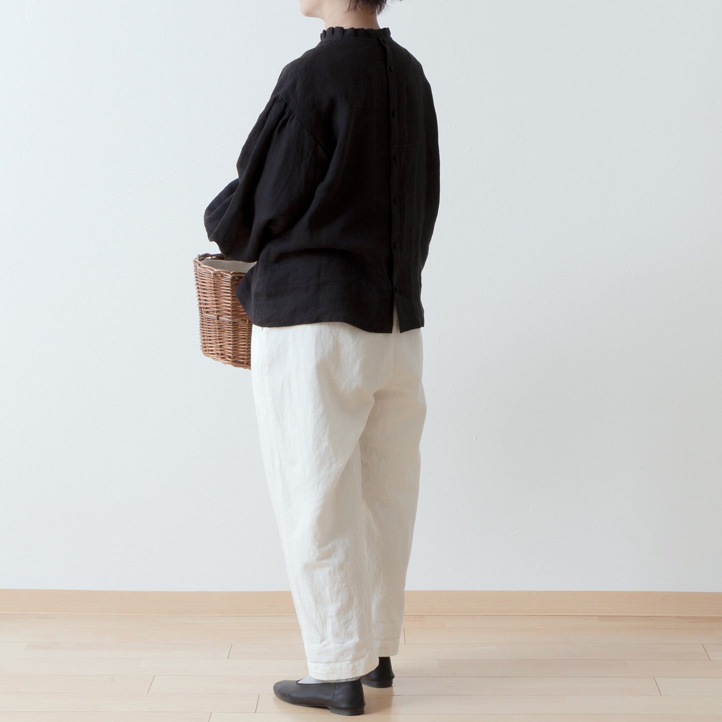タックフリル衿が上品*春セレモニーにも*バックくるみ釦ギャザースリーブリネンブラウス/ブラック