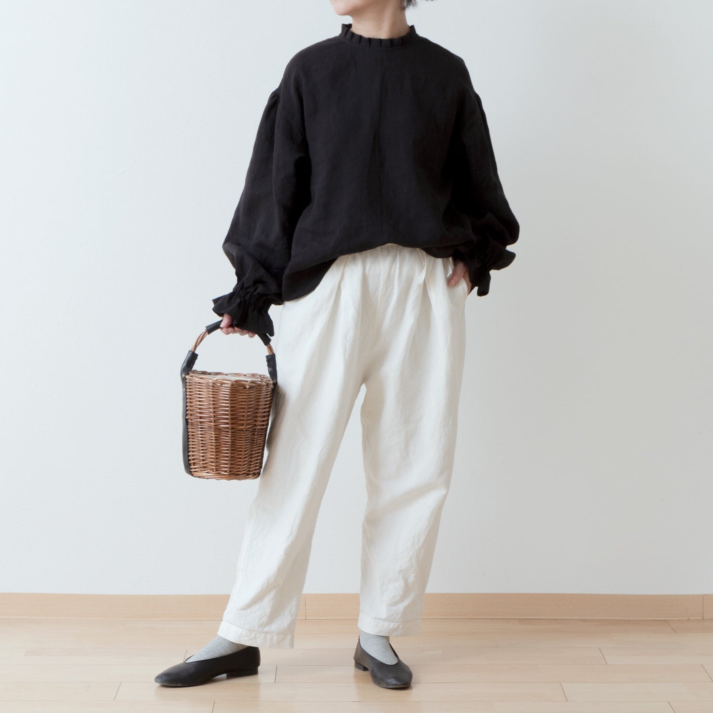 タックフリル衿が上品*春セレモニーにも*バックくるみ釦ギャザースリーブリネンブラウス/ブラック