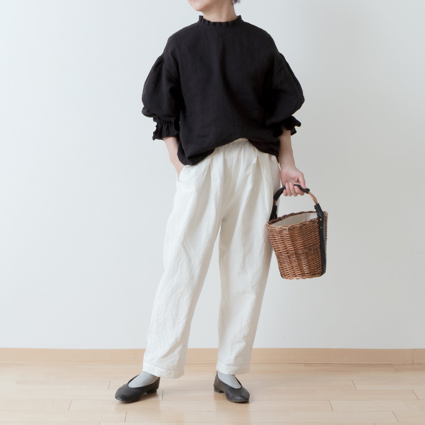 タックフリル衿が上品*春セレモニーにも*バックくるみ釦ギャザースリーブリネンブラウス/ブラック