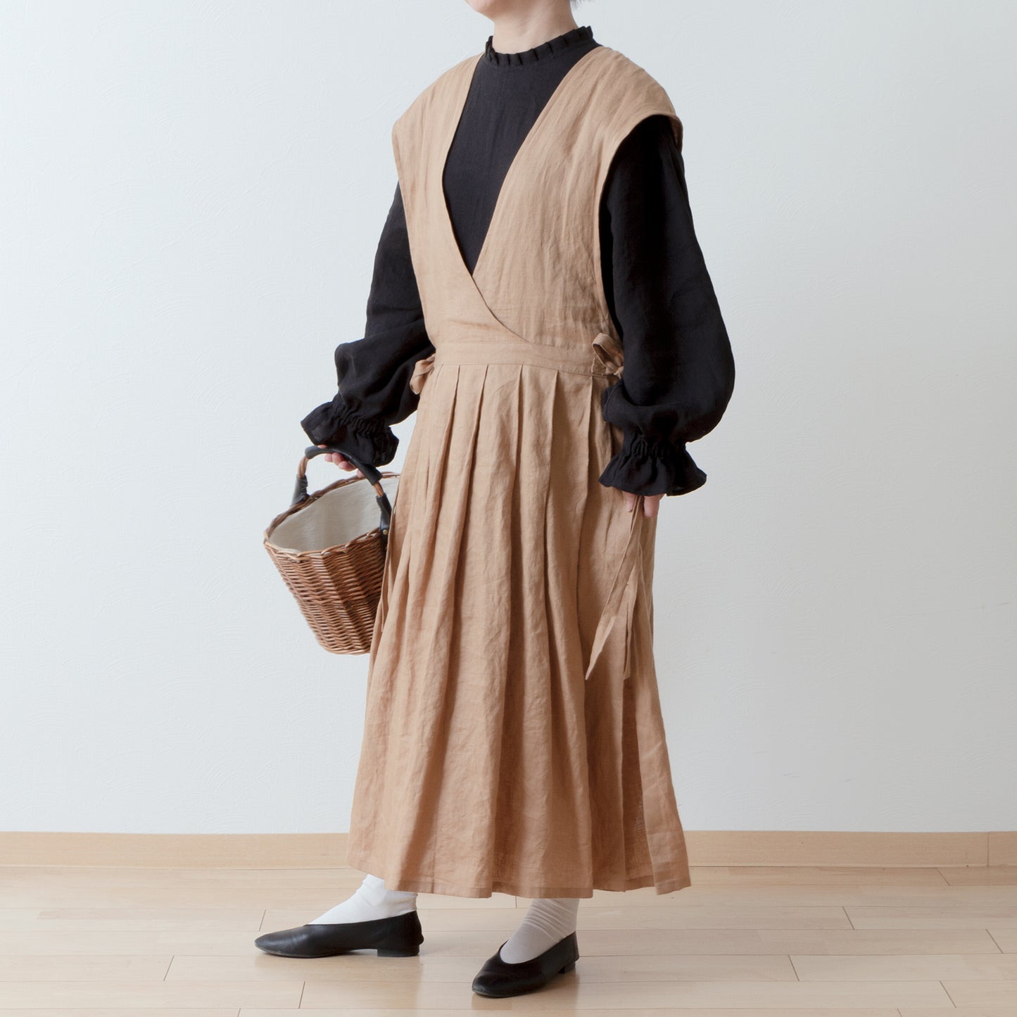タックフリル衿が上品*春セレモニーにも*バックくるみ釦ギャザースリーブリネンブラウス/ブラック