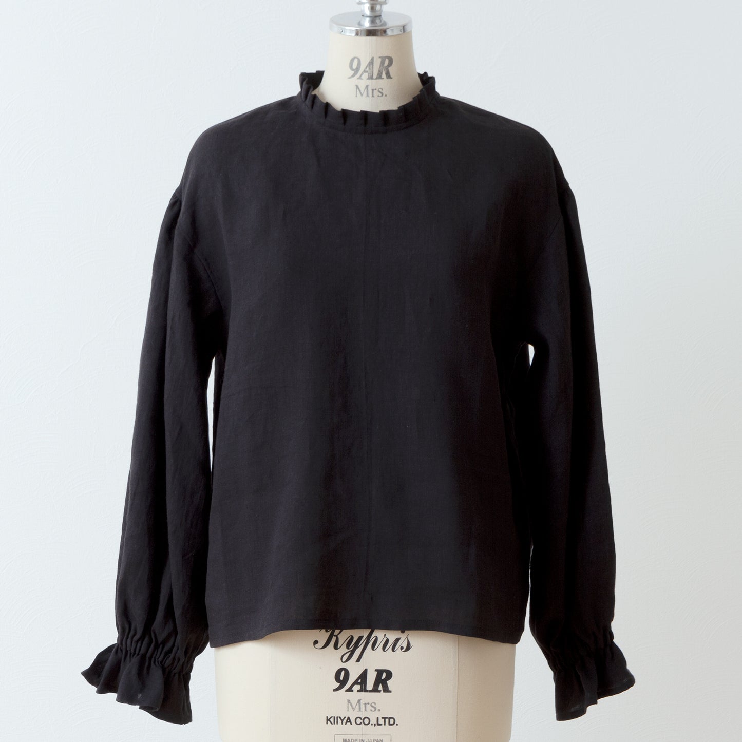タックフリル衿が上品*春セレモニーにも*バックくるみ釦ギャザースリーブリネンブラウス/ブラック
