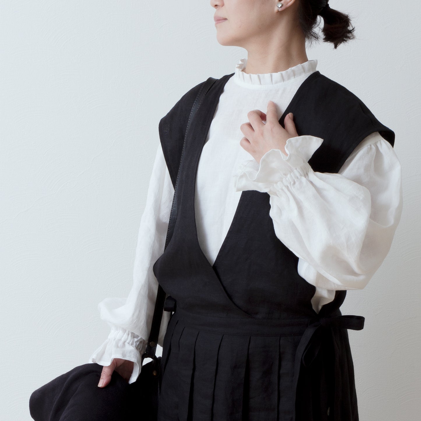 優雅的褶邊領 * 非常適合春季儀式 * 後蓋紐扣褶皺袖亞麻襯衫/米白色