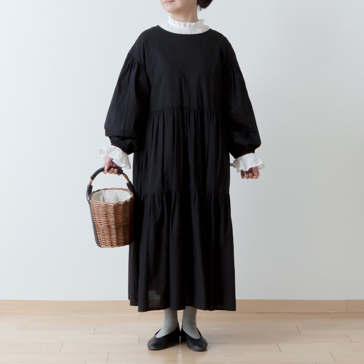 優雅的褶邊領 * 非常適合春季儀式 * 後蓋紐扣褶皺袖亞麻襯衫/米白色