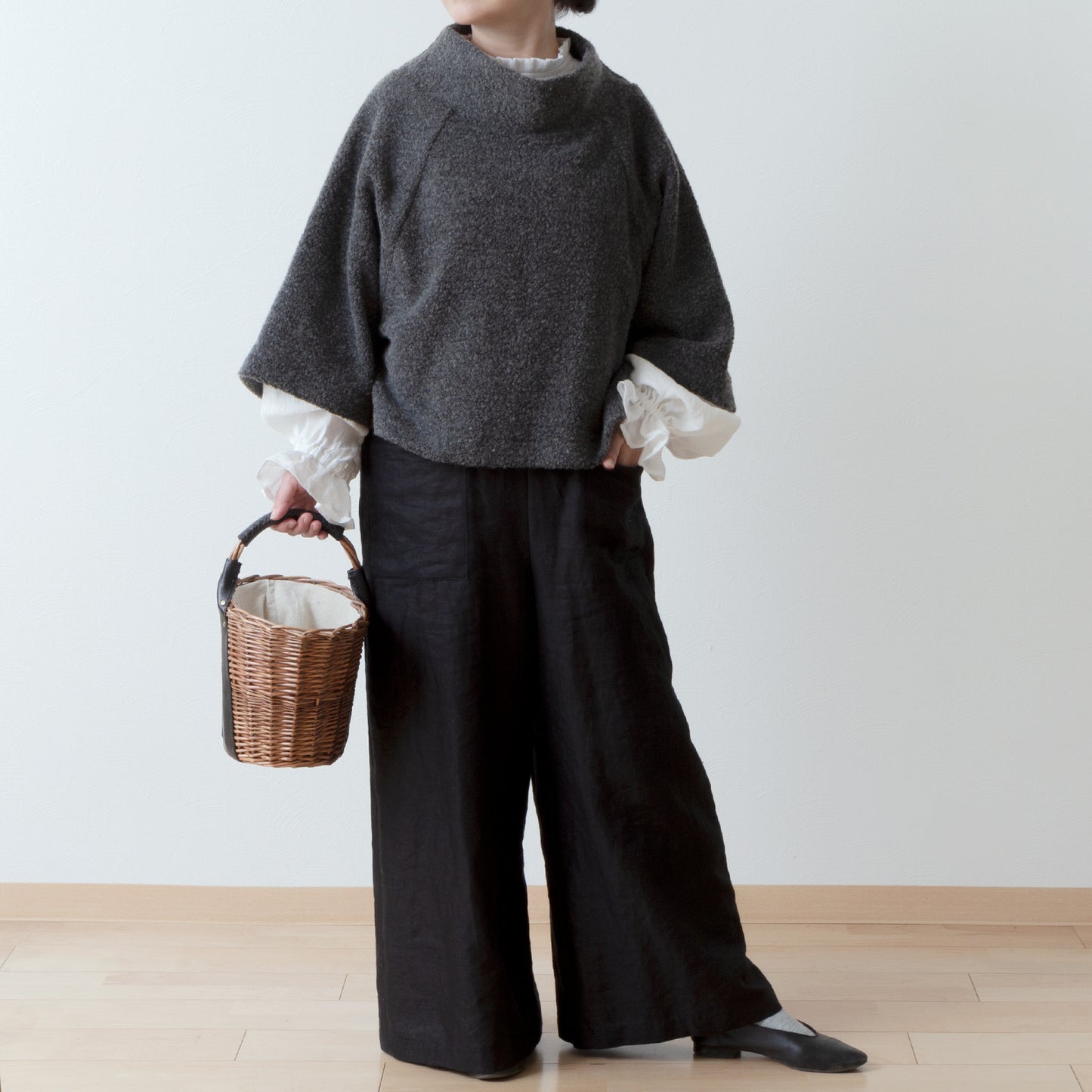 優雅的褶邊領 * 非常適合春季儀式 * 後蓋紐扣褶皺袖亞麻襯衫/米白色