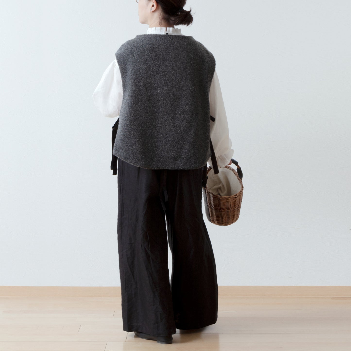 優雅的褶邊領 * 非常適合春季儀式 * 後蓋紐扣褶皺袖亞麻襯衫/米白色