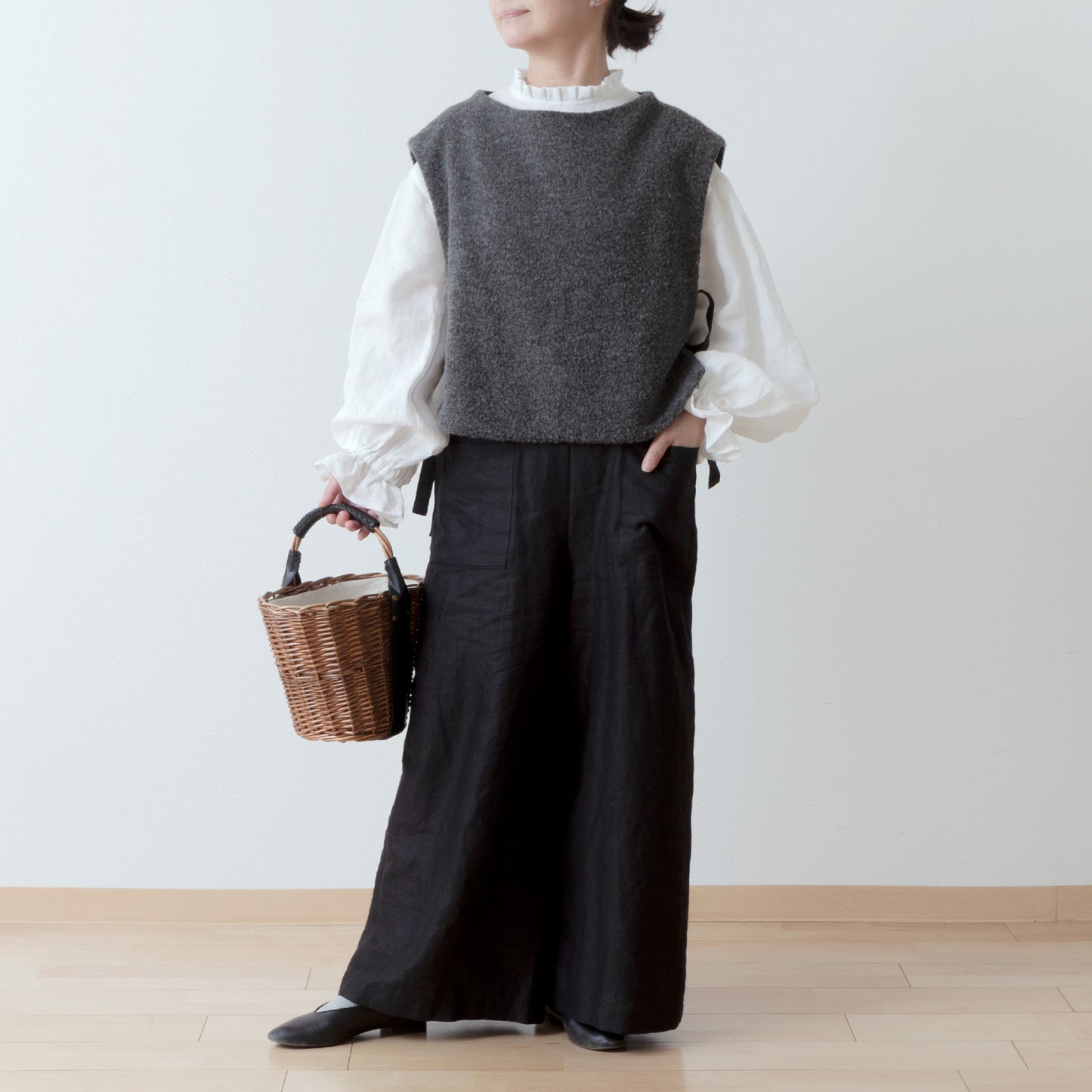 優雅的褶邊領 * 非常適合春季儀式 * 後蓋紐扣褶皺袖亞麻襯衫/米白色