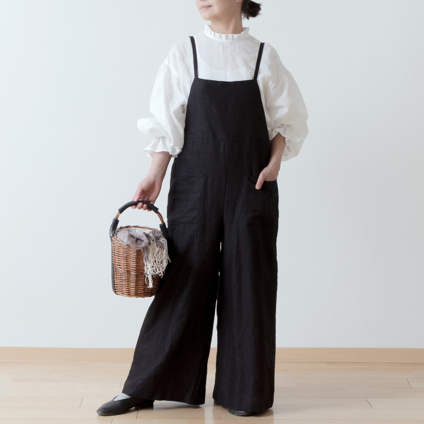 優雅的褶邊領 * 非常適合春季儀式 * 後蓋紐扣褶皺袖亞麻襯衫/米白色