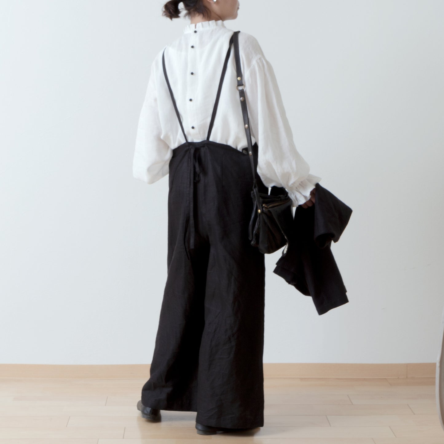 優雅的褶邊領 * 非常適合春季儀式 * 後蓋紐扣褶皺袖亞麻襯衫/米白色