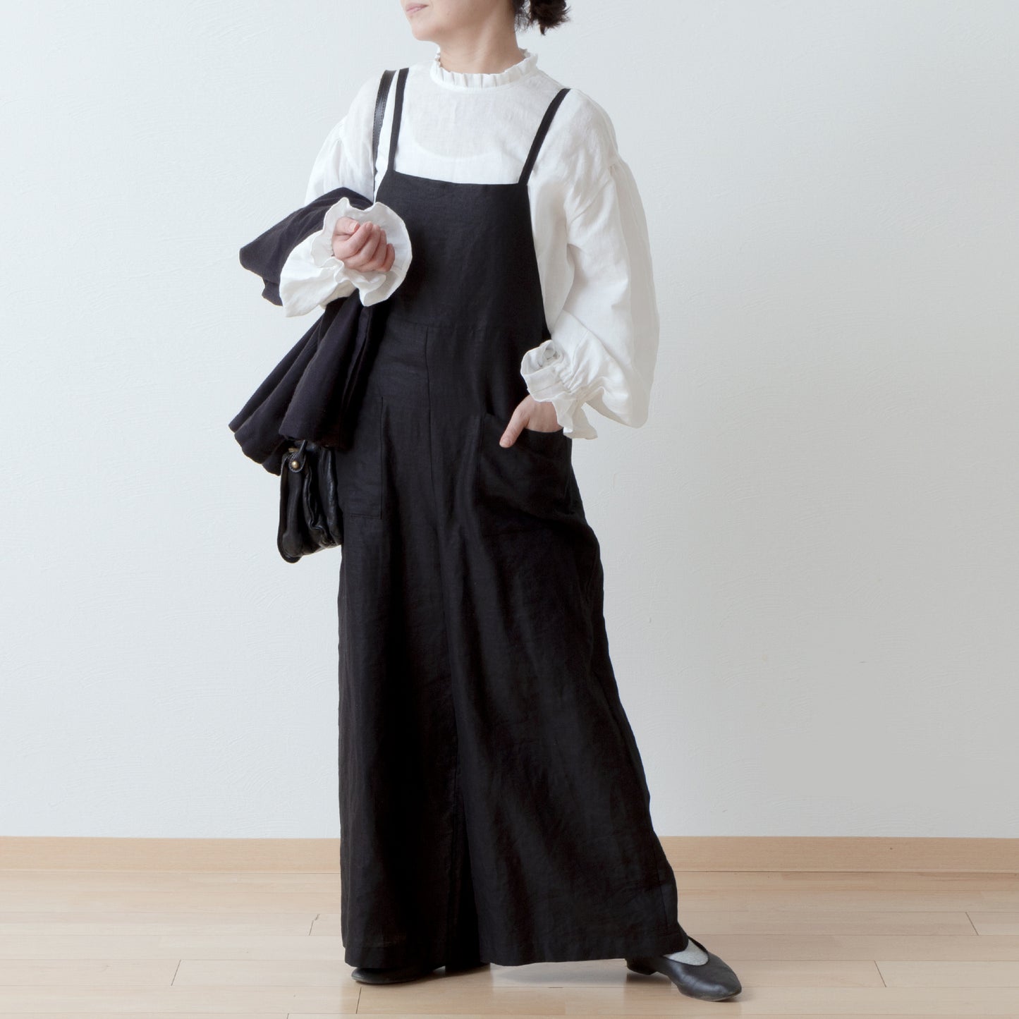 優雅的褶邊領 * 非常適合春季儀式 * 後蓋紐扣褶皺袖亞麻襯衫/米白色