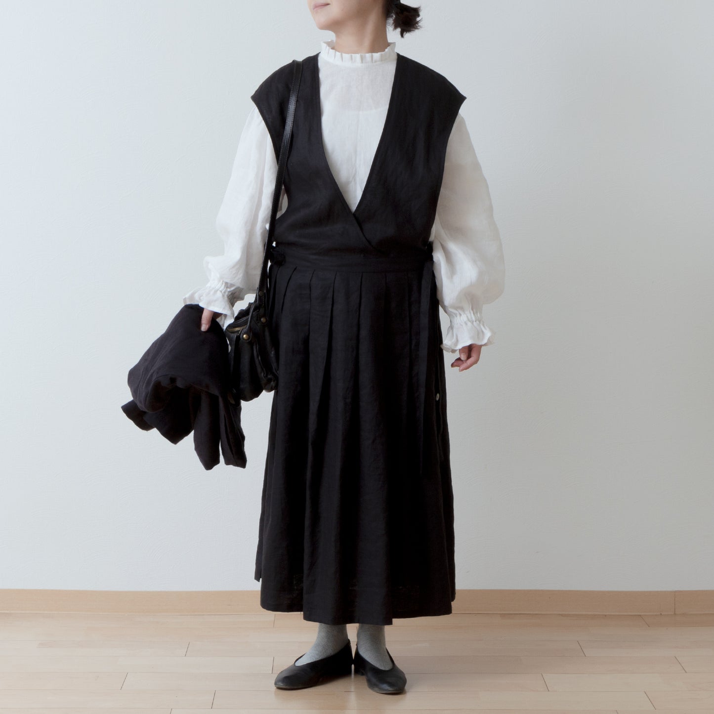*Featured in the magazine NatuRila*Adult girly apron cache-coeur dress - French linen/black