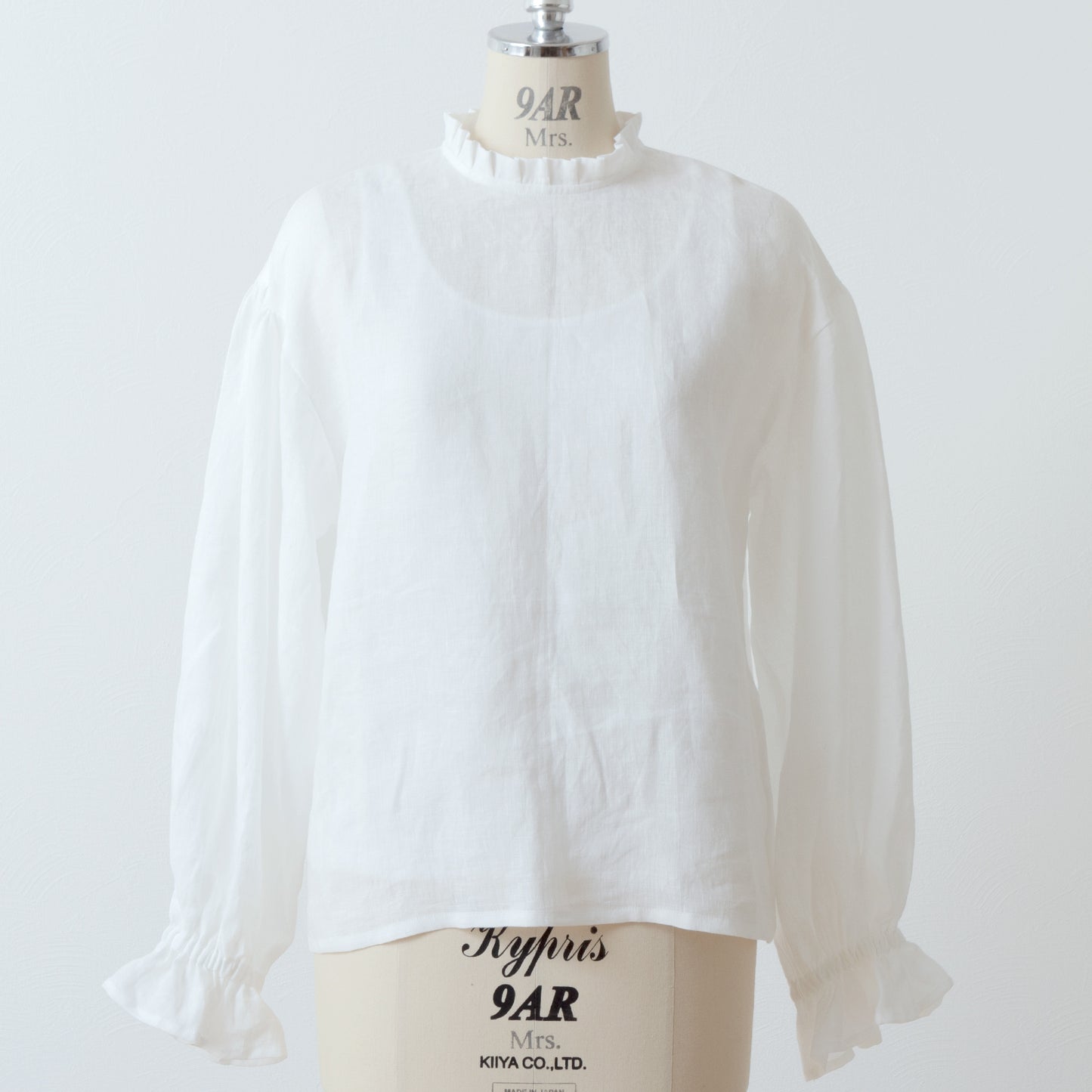 優雅的褶邊領 * 非常適合春季儀式 * 後蓋紐扣褶皺袖亞麻襯衫/米白色