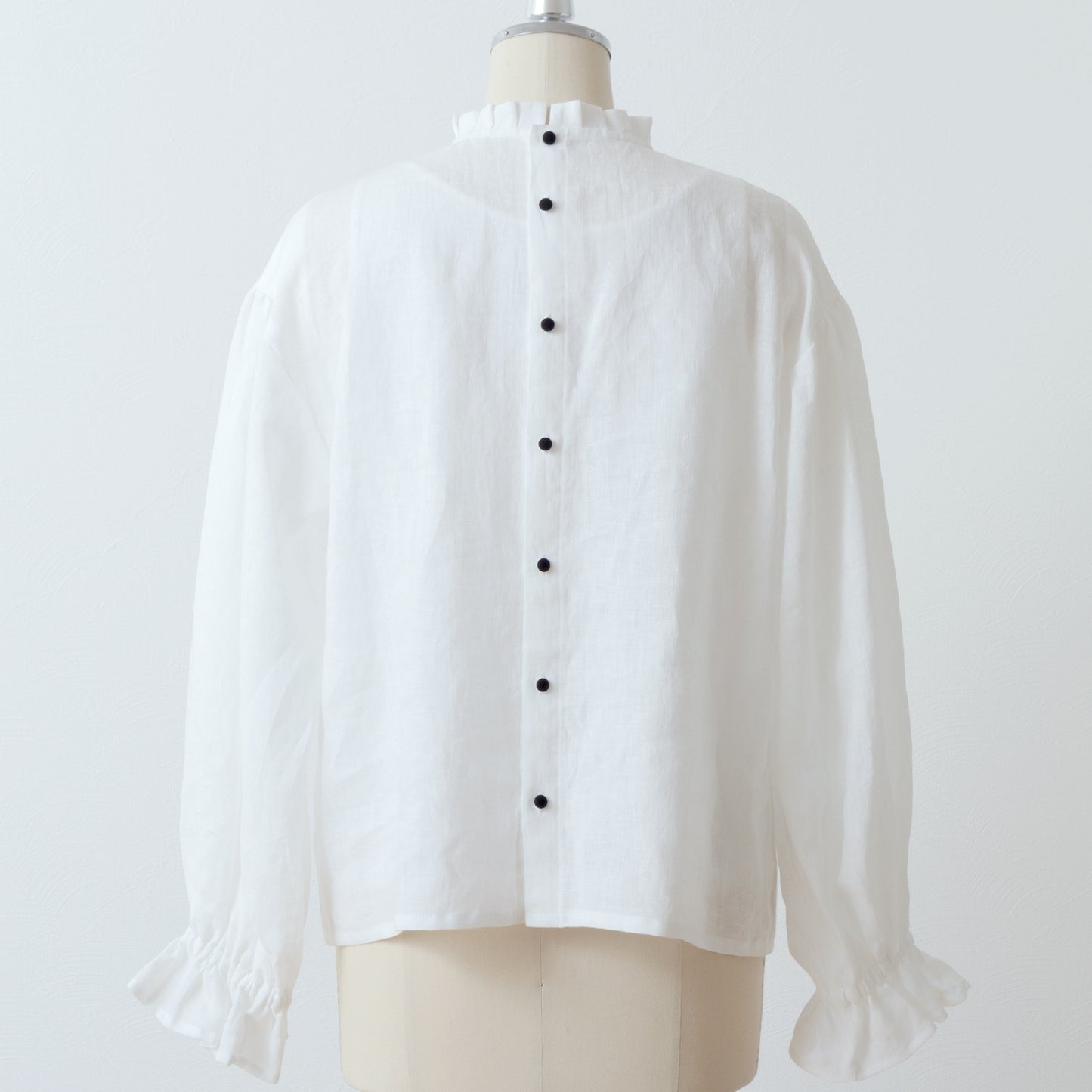 優雅的褶邊領 * 非常適合春季儀式 * 後蓋紐扣褶皺袖亞麻襯衫/米白色