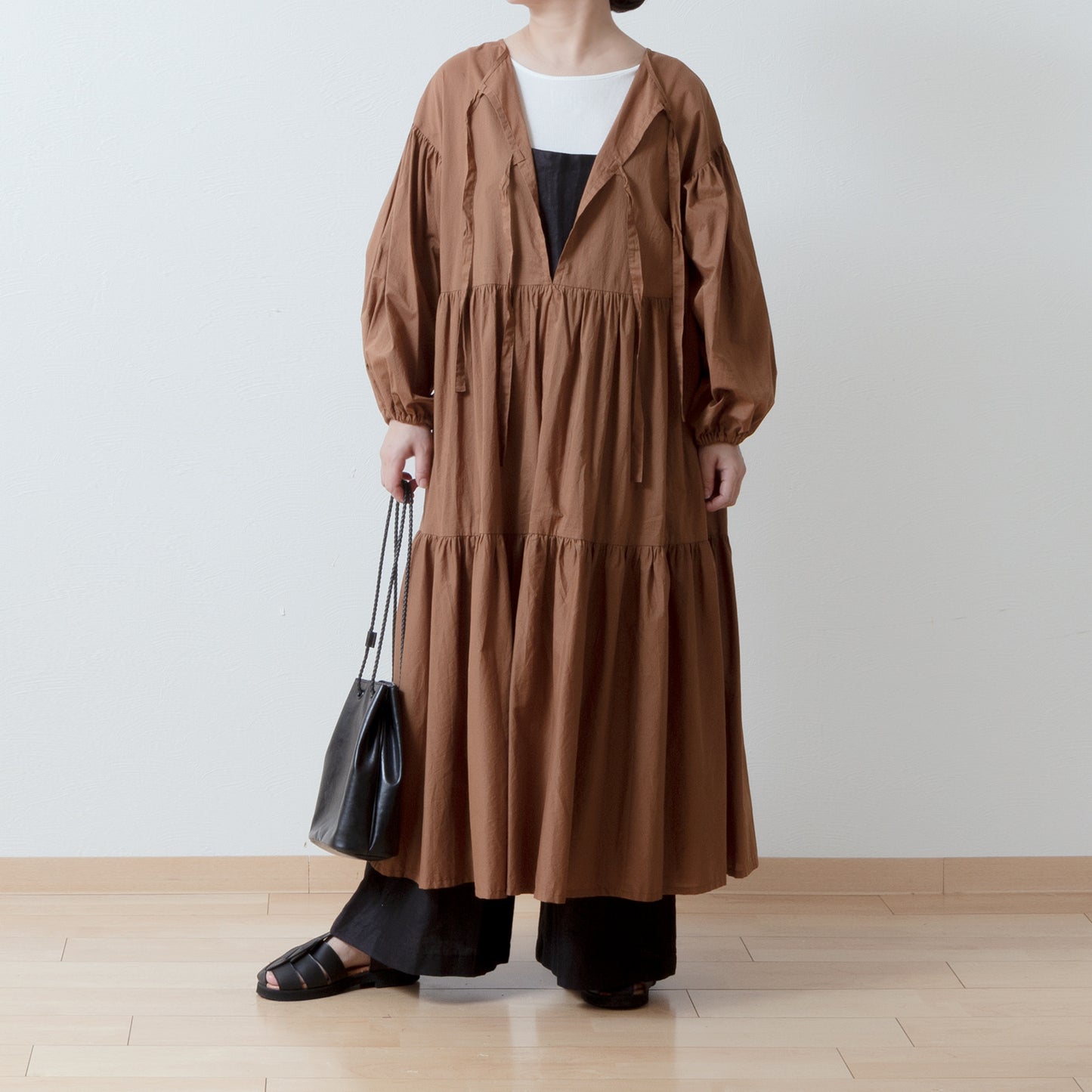 A cute and mature tiered 2-way dress with plenty of gathers / camel