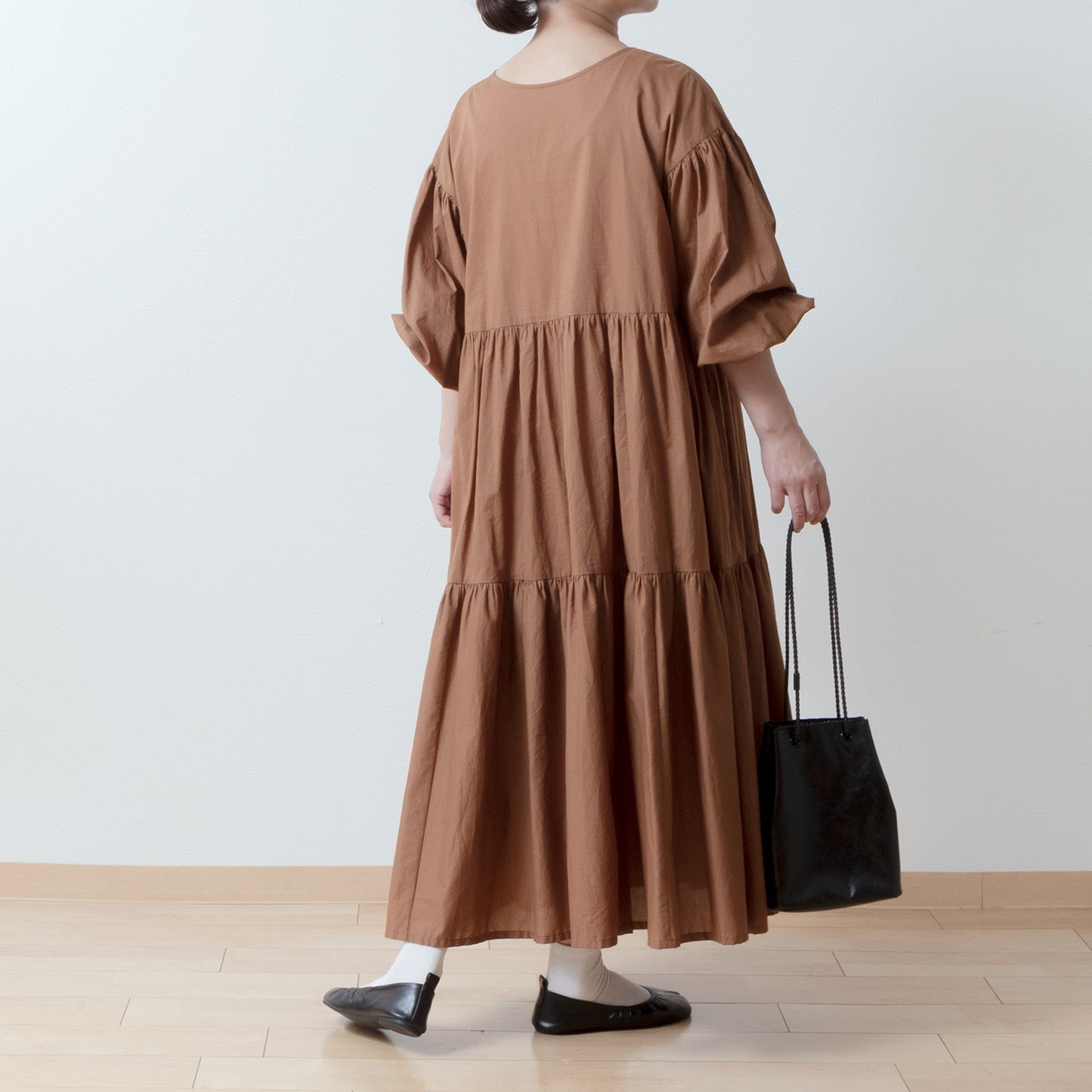 A cute and mature tiered 2-way dress with plenty of gathers / camel