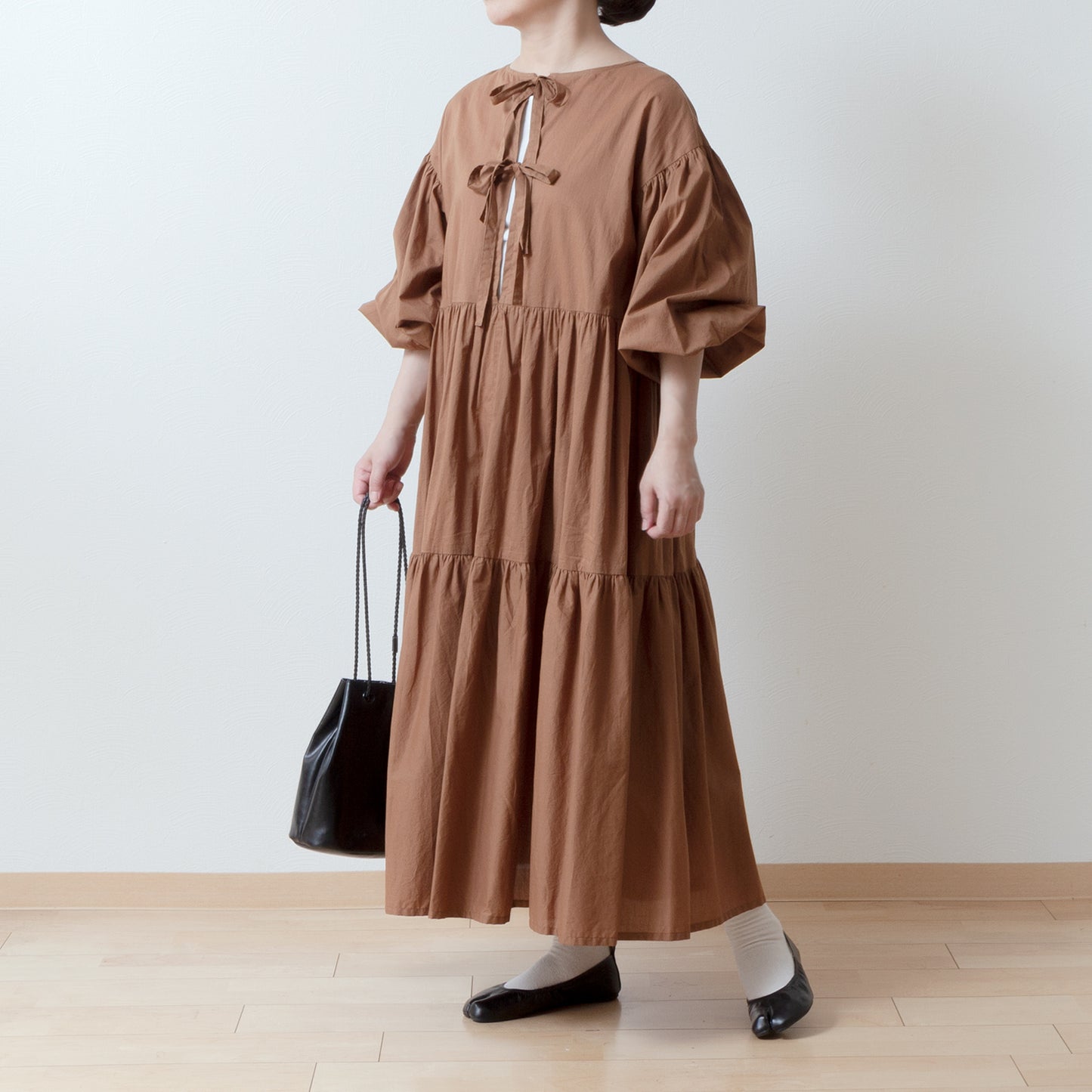 A cute and mature tiered 2-way dress with plenty of gathers / camel