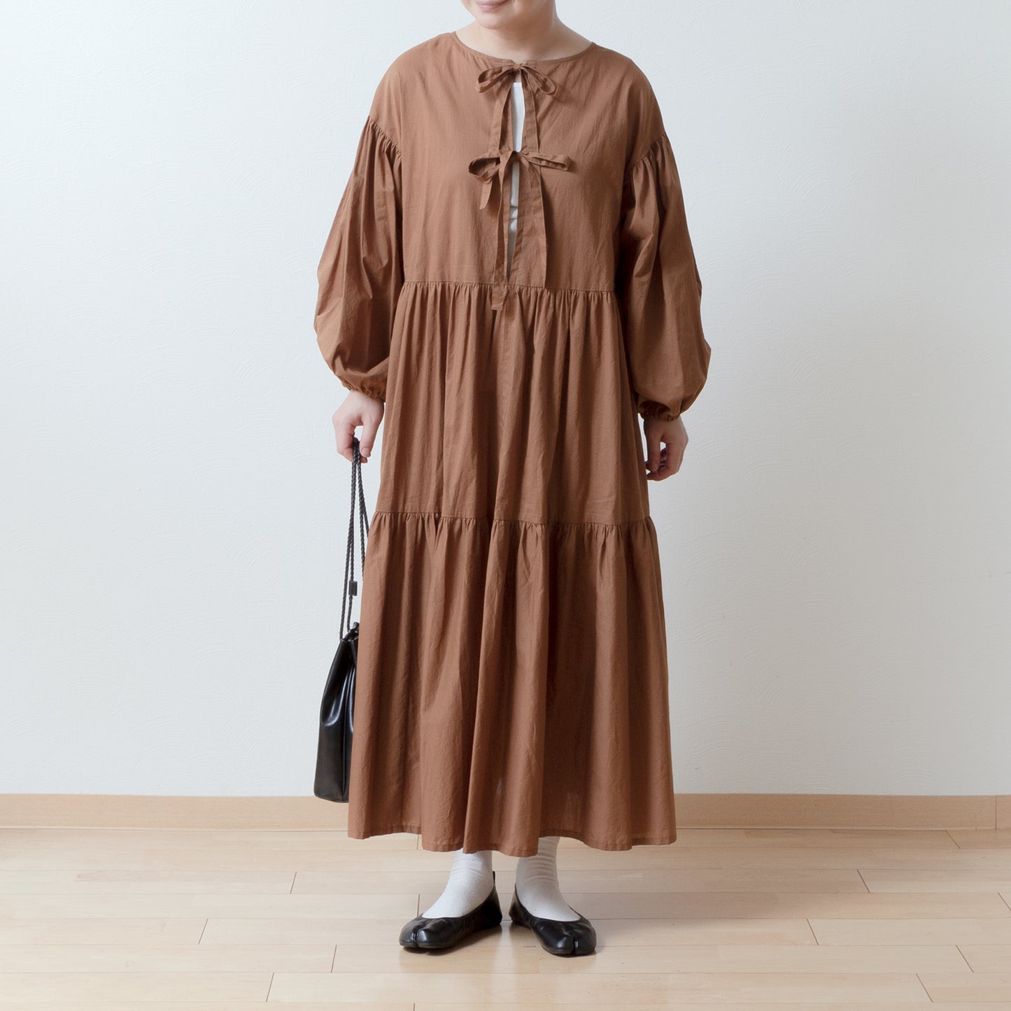 A cute and mature tiered 2-way dress with plenty of gathers / camel