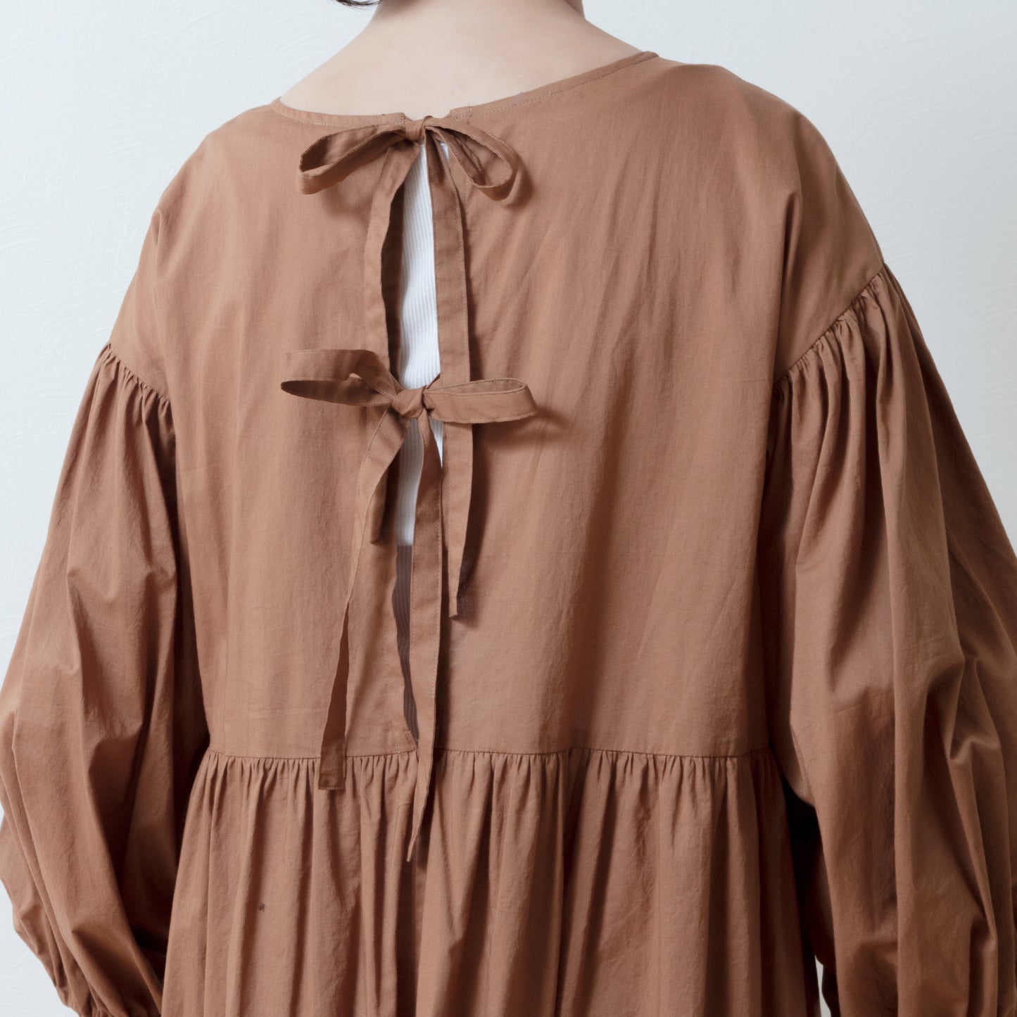 A cute and mature tiered 2-way dress with plenty of gathers / camel
