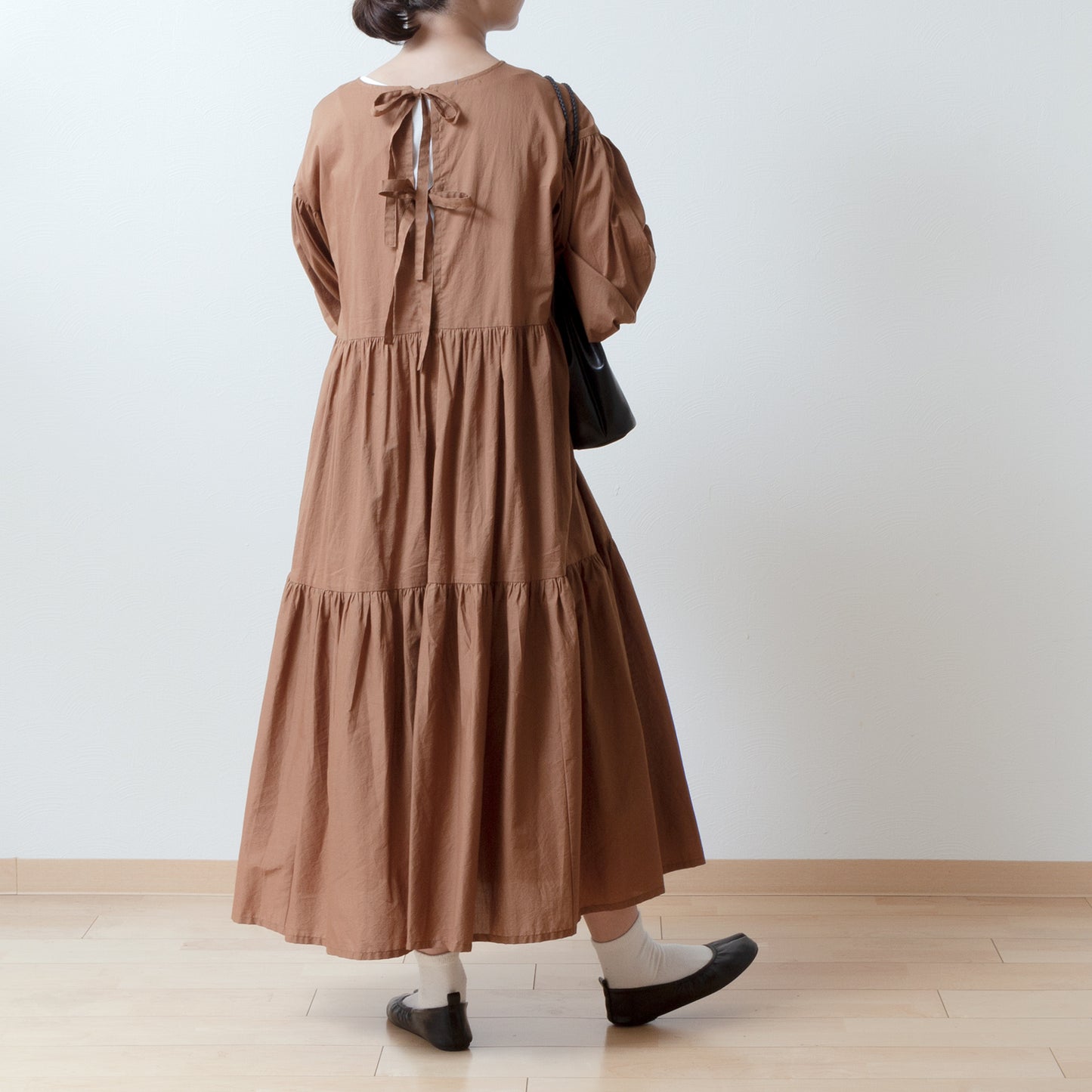 A cute and mature tiered 2-way dress with plenty of gathers / camel