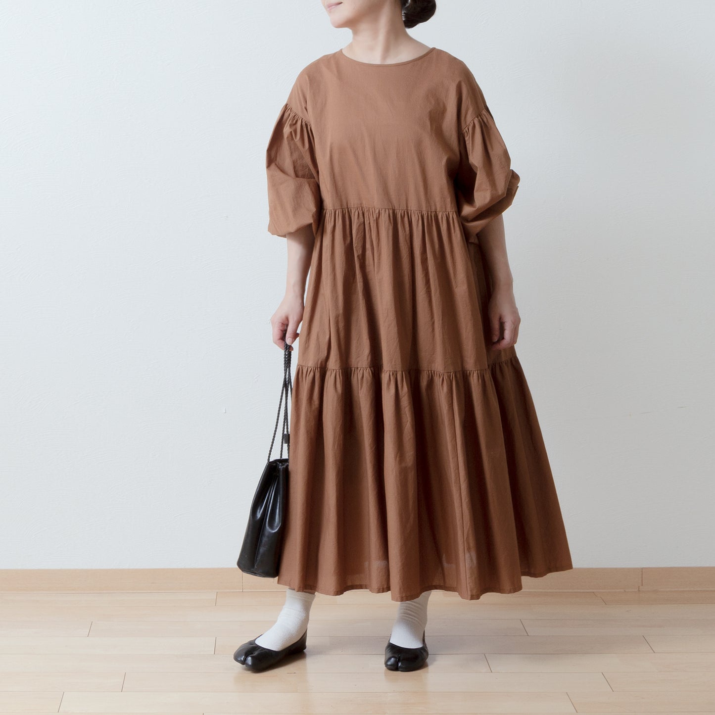 A cute and mature tiered 2-way dress with plenty of gathers / camel