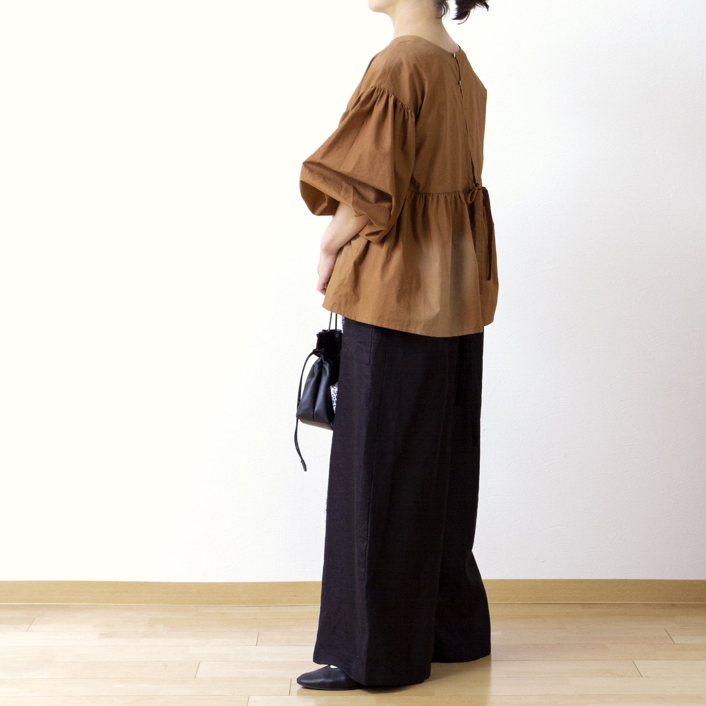 A cute and mature tiered 2-way blouse with plenty of gathers / camel