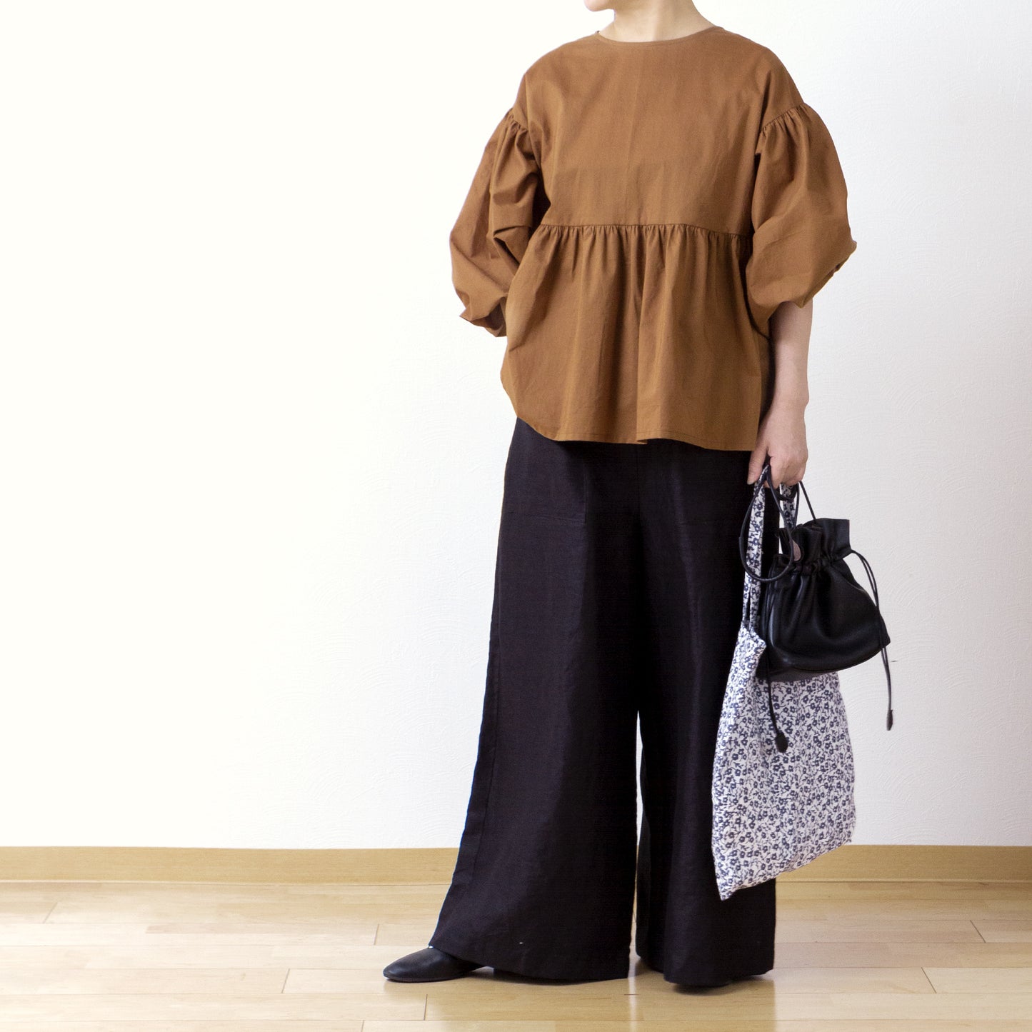 A cute and mature tiered 2-way blouse with plenty of gathers / camel