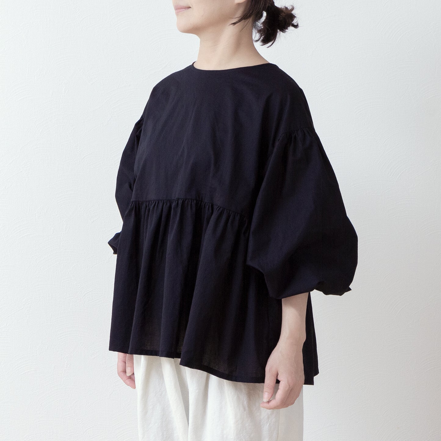 A cute and mature tiered 2-way blouse with plenty of gathers / Black