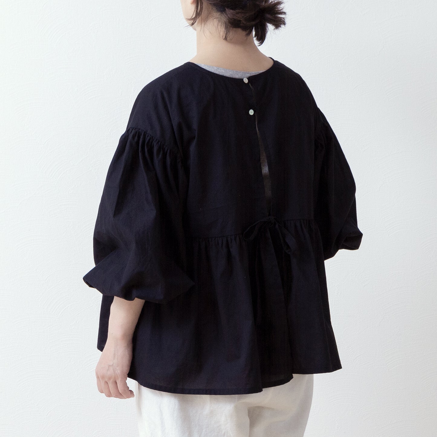 A cute and mature tiered 2-way blouse with plenty of gathers / Black
