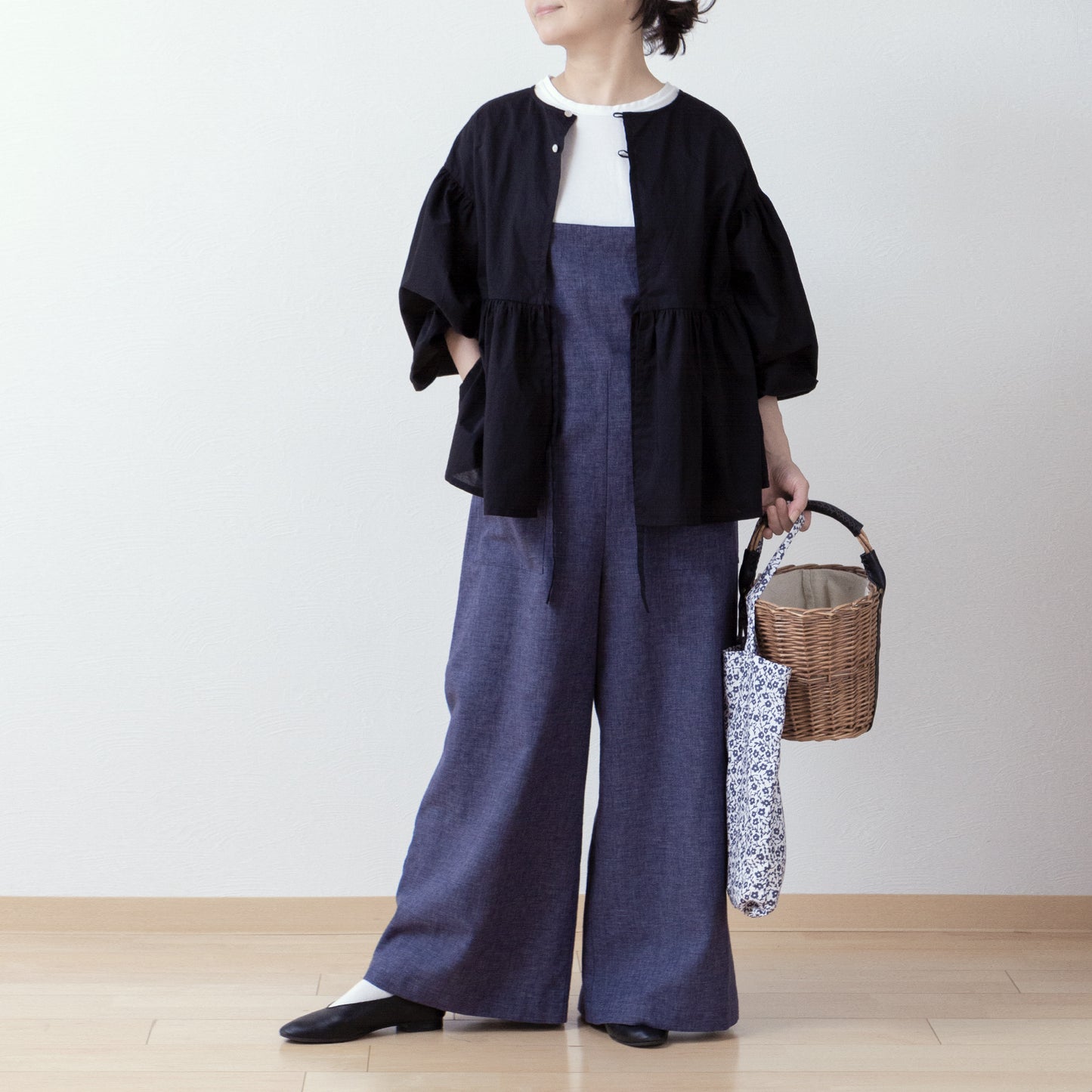 A cute and mature tiered 2-way blouse with plenty of gathers / Black