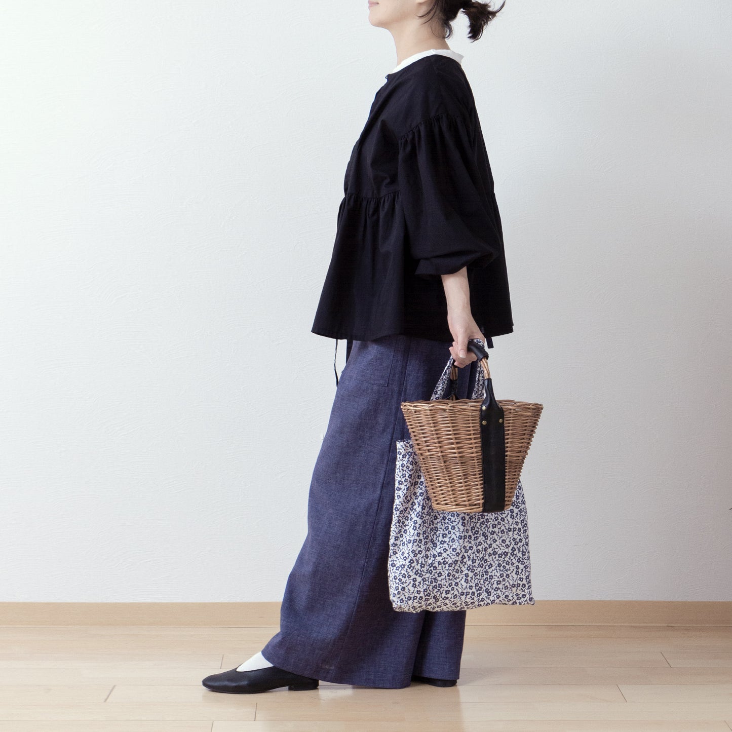 A cute and mature tiered 2-way blouse with plenty of gathers / Black