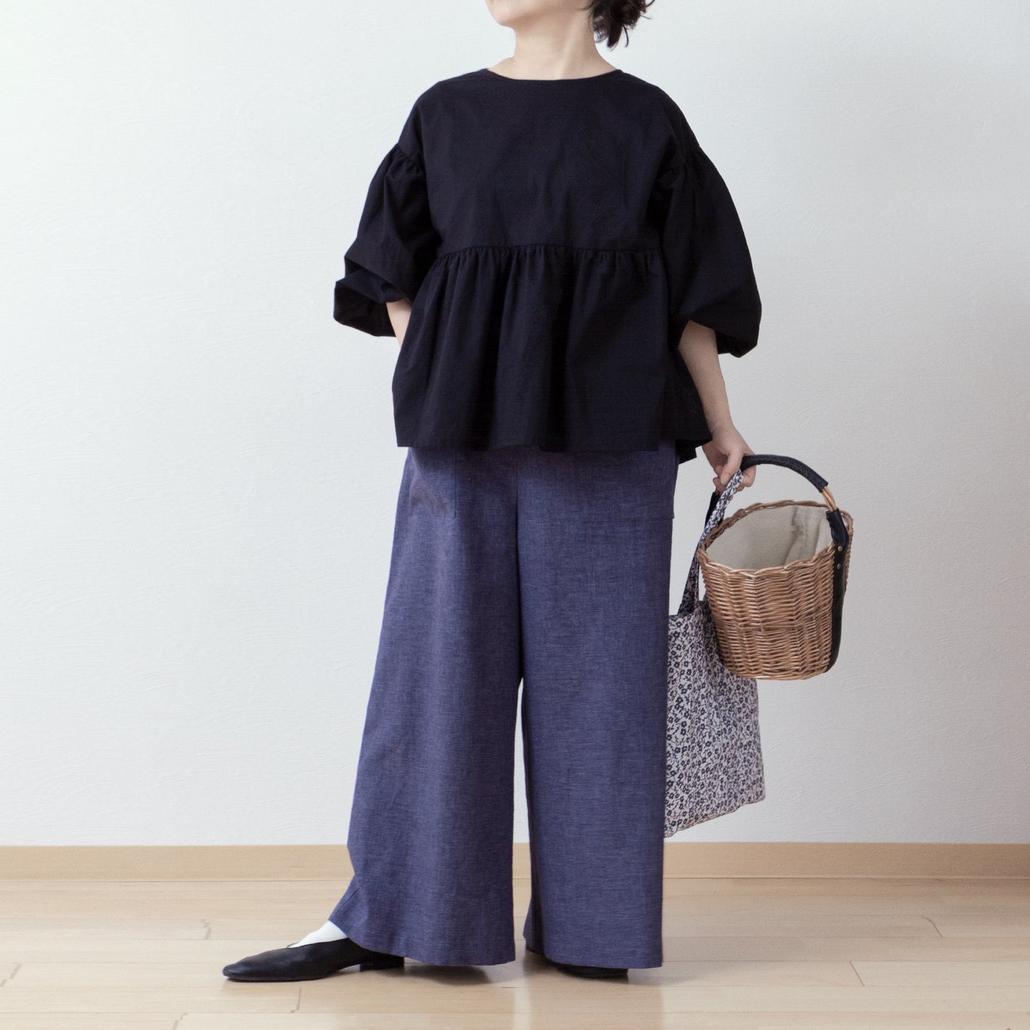 A cute and mature tiered 2-way blouse with plenty of gathers / Black